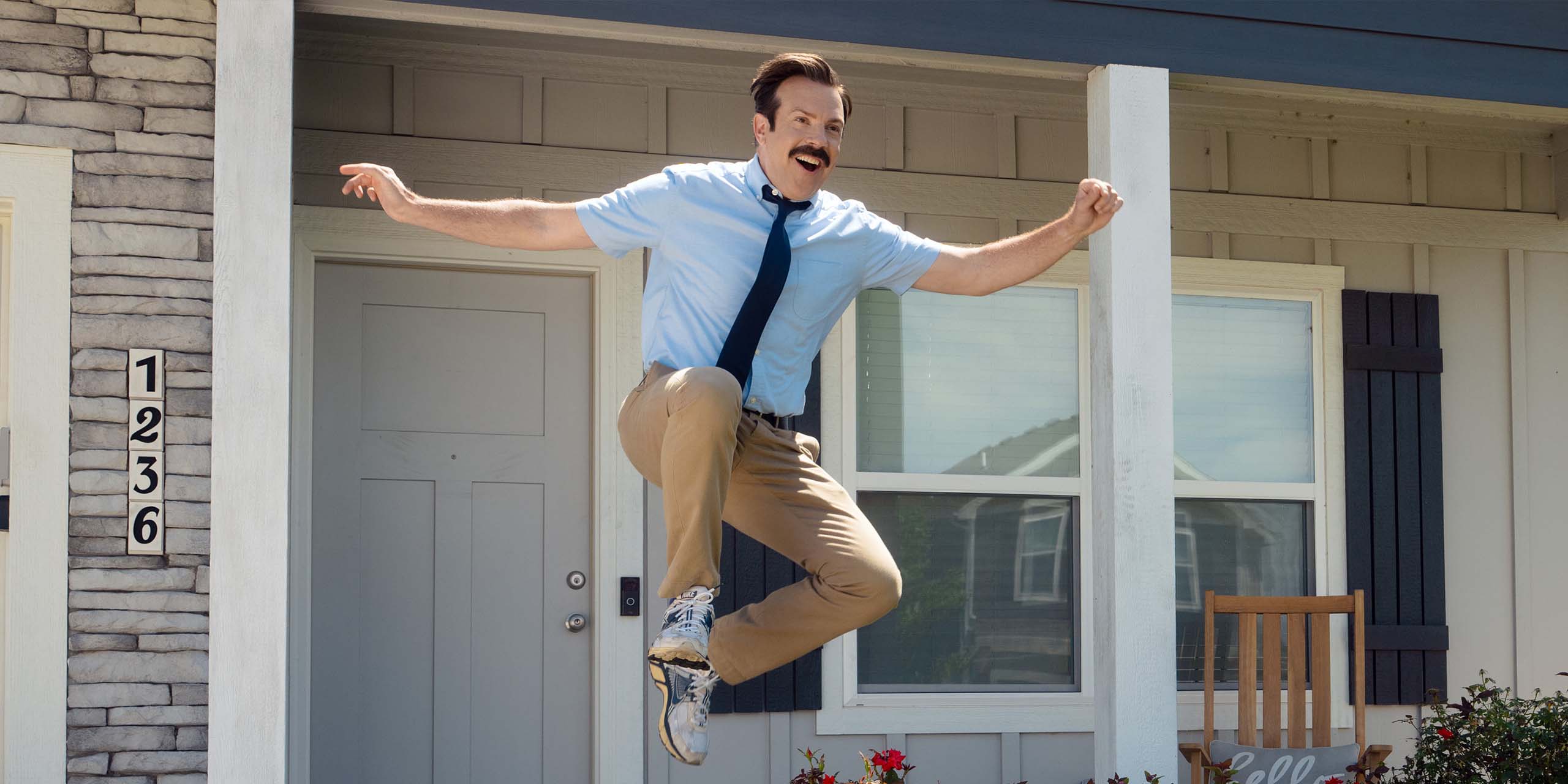 Ted (Jason Sudeikis) saute de joie dans la saison 4 de Ted Lasso.