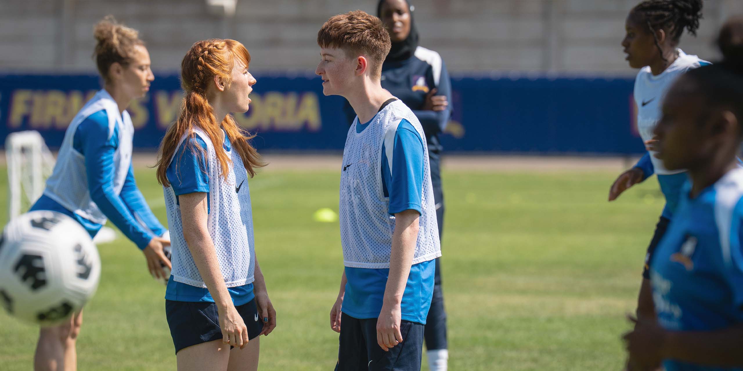 Aisling Sharkey et Rex Hayes dans la saison 4 de Ted Lasso.