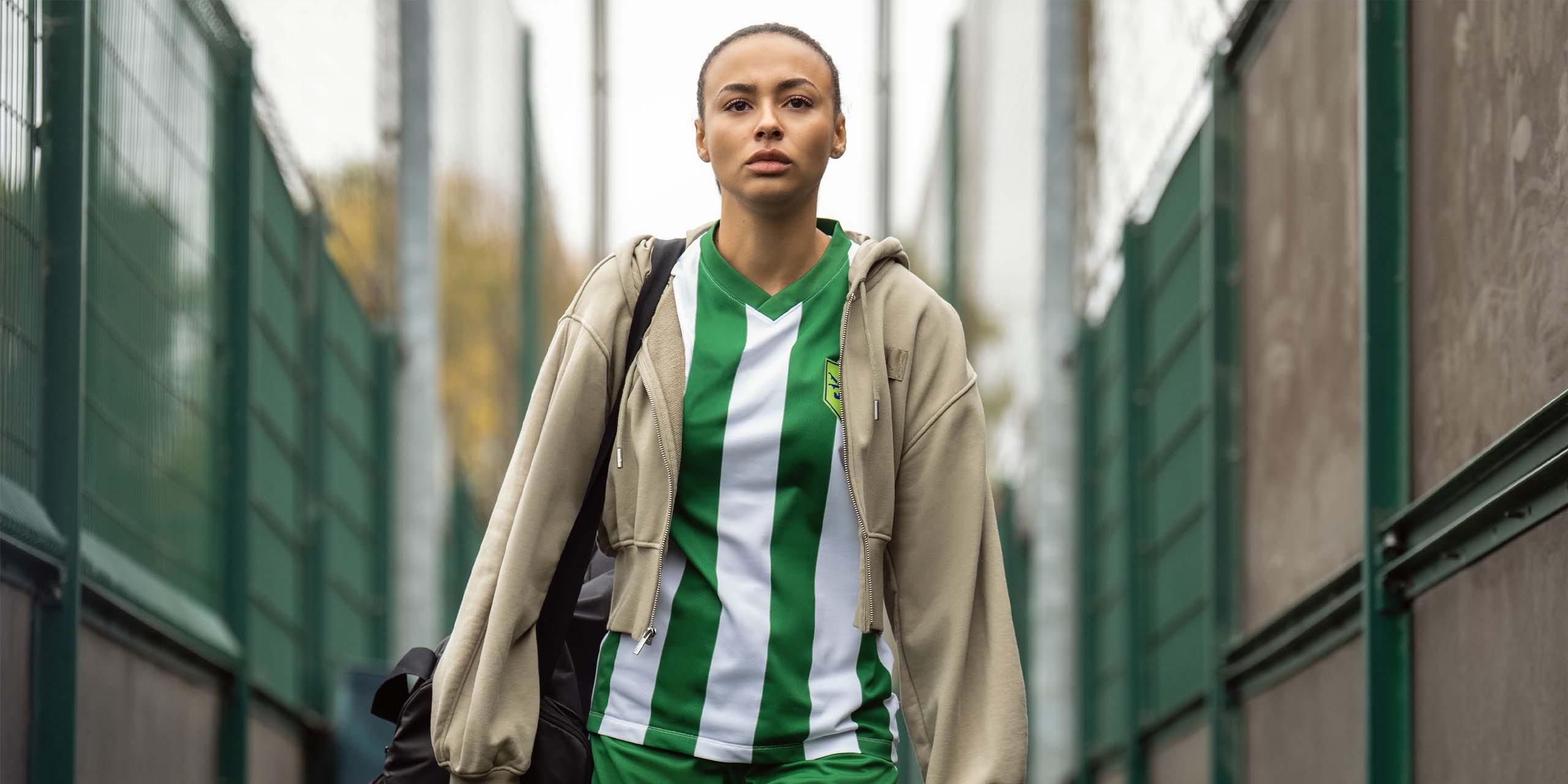 Gemma Jay, jouée par Abbie Hern, arrive au centre d’entraînement avant de rejoindre l’équipe féminine de l’AFC Richmond.