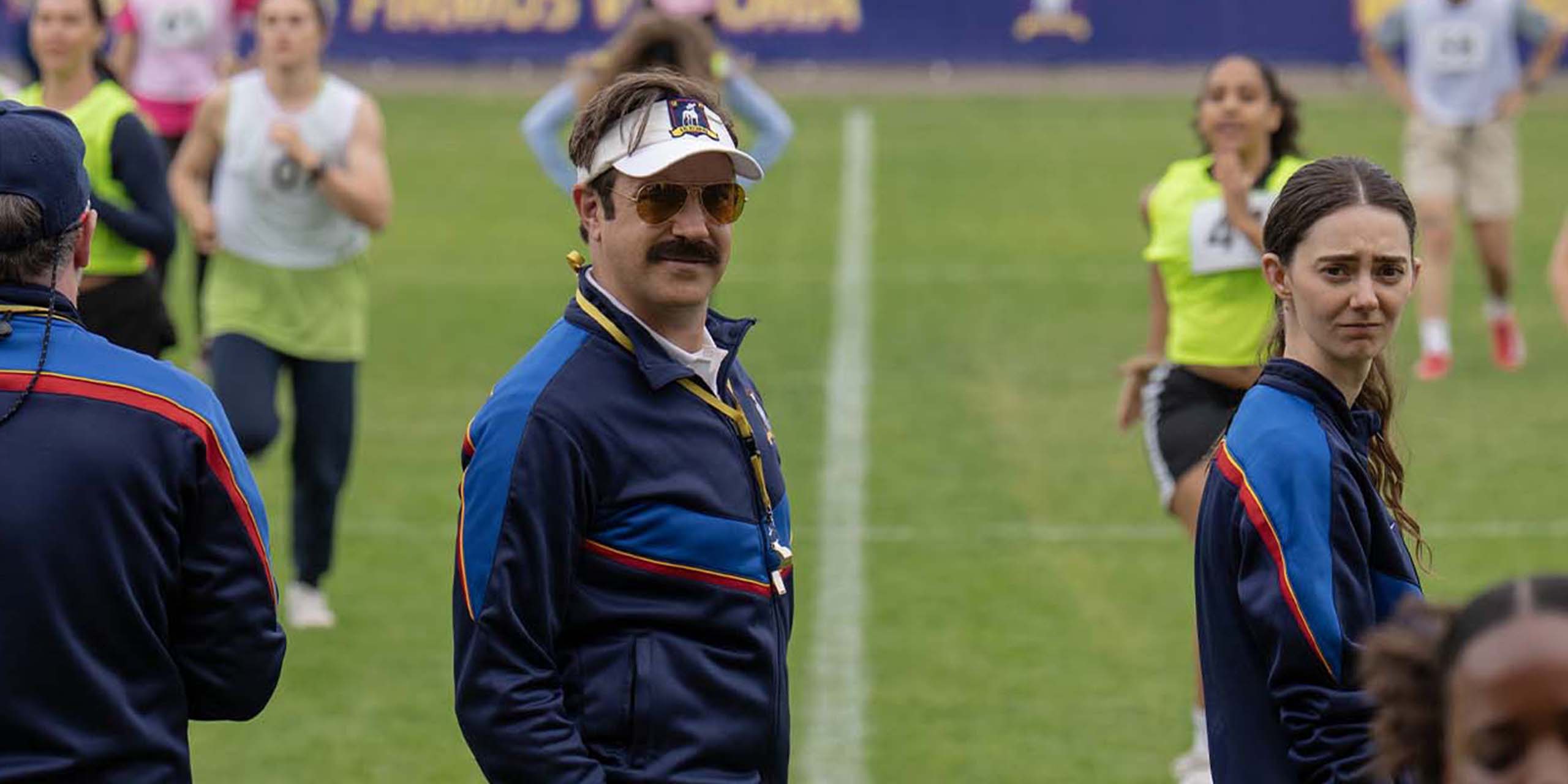 Ted Lasso (Jason Sudeikis) et Alice Chilton (Tanya Reynolds) dans la saison 4 de Ted Lasso.