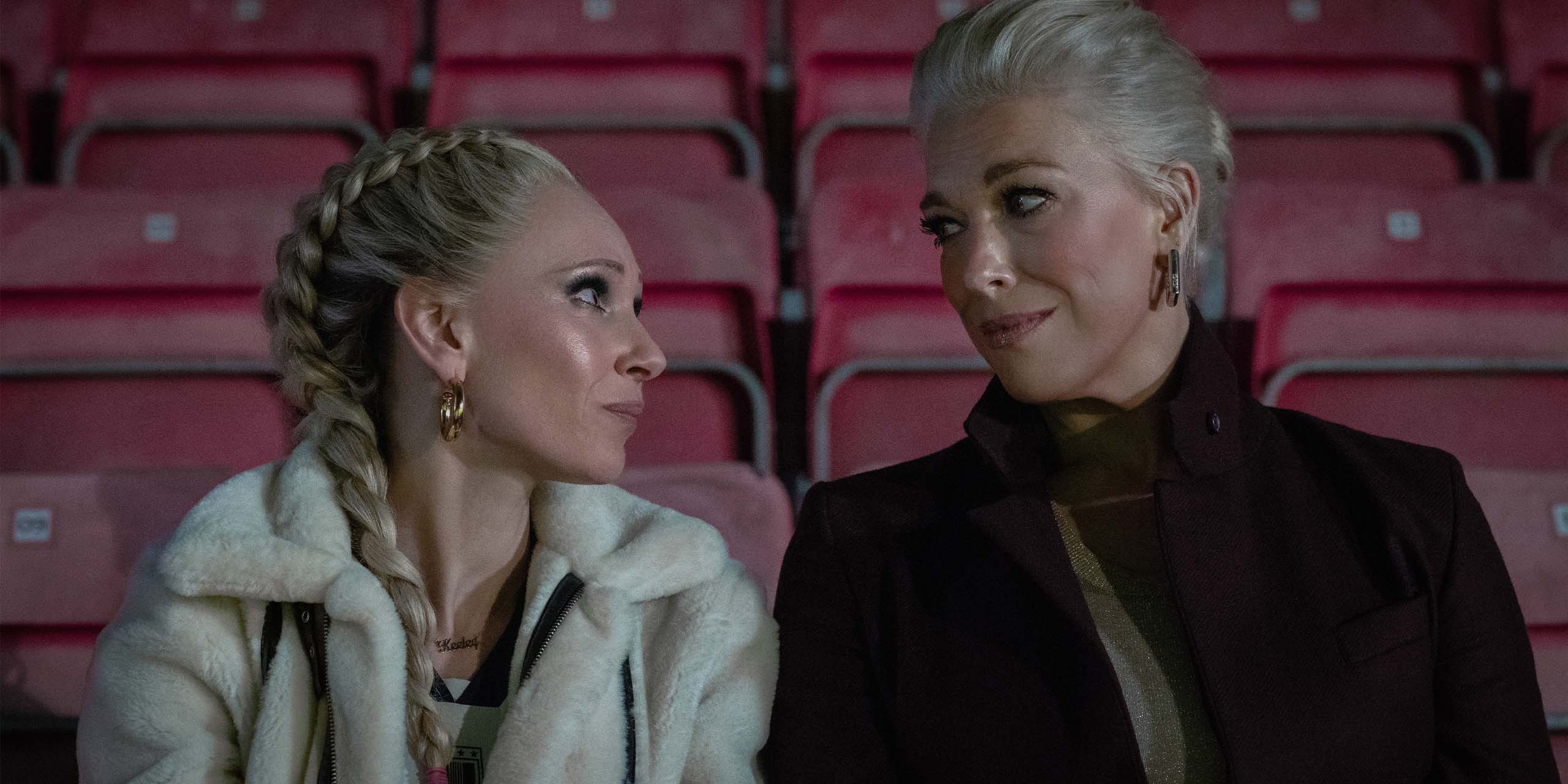 Sharon Fieldstone (Sarah Niles) et Rebecca (Hannah Waddingham) dans la saison 4 de Ted Lasso.