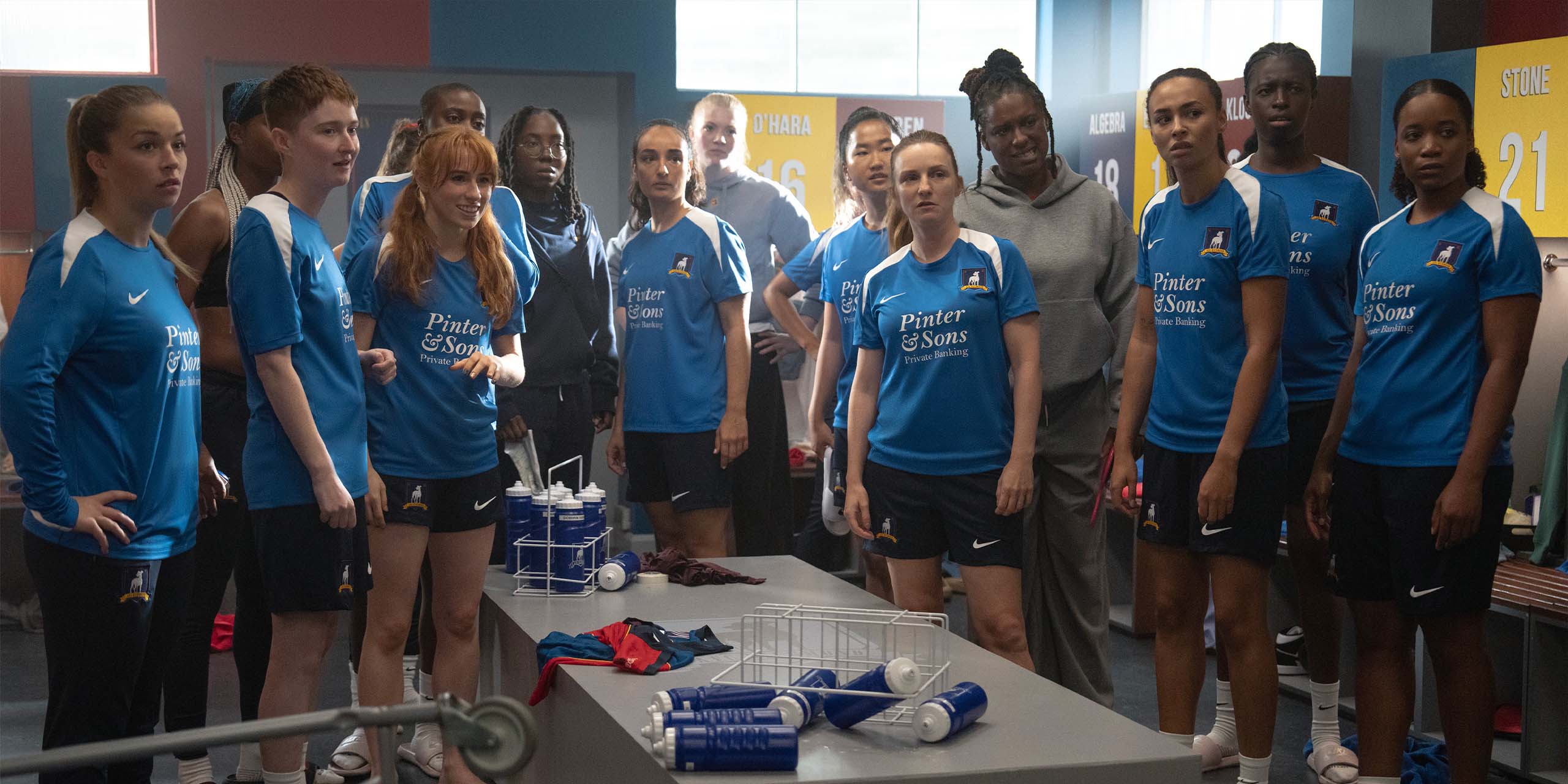 Les Lady Greyhounds dans le vestiaire dans la saison 4 de Ted Lasso.