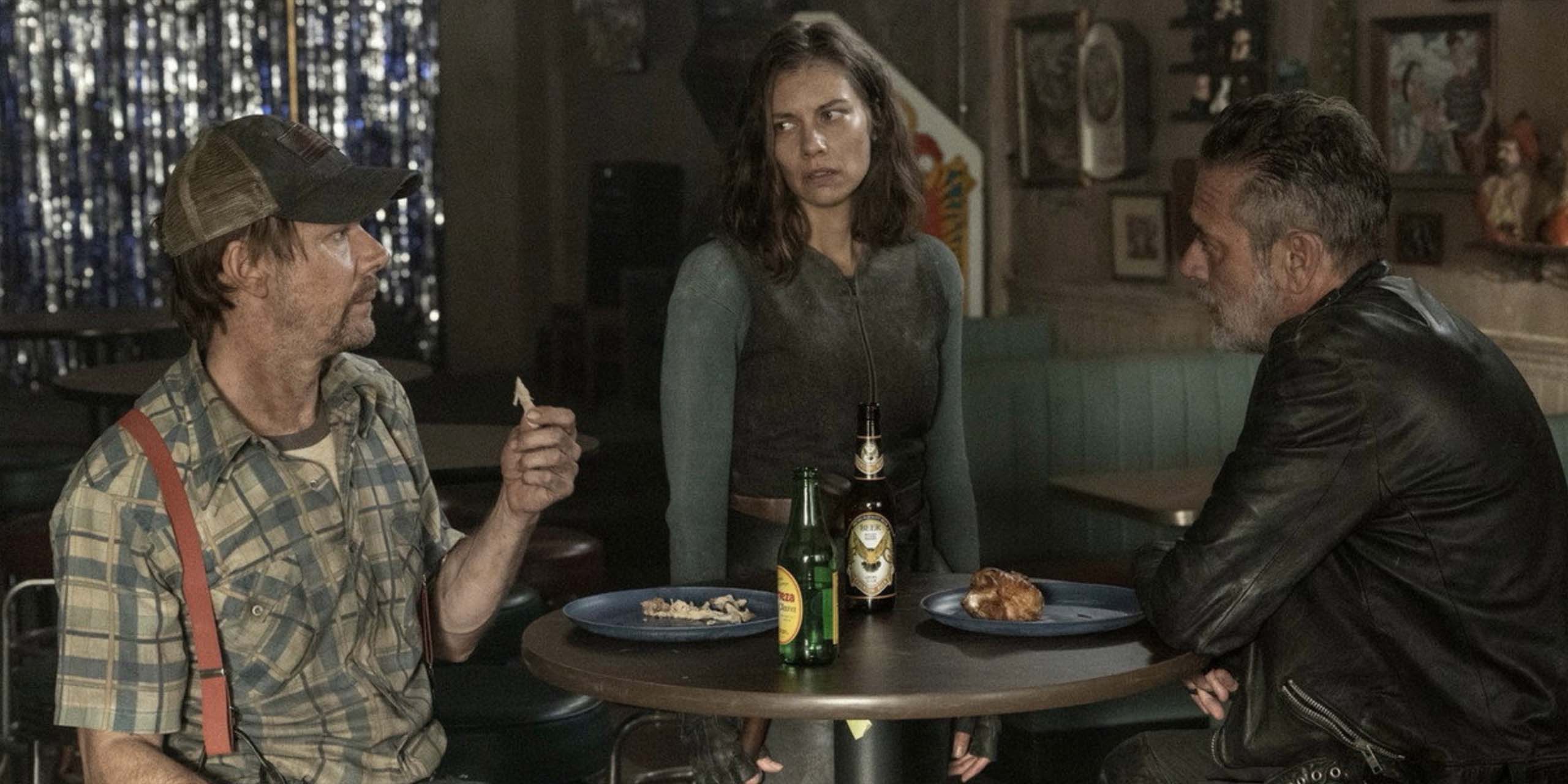 Maggie (Lauren Cohan) et Negan (Jeffrey Dean Morgan) parlent avec Perlie (Gaius Charles) dans la saison 3 de The Walking Dead: Dead City.
