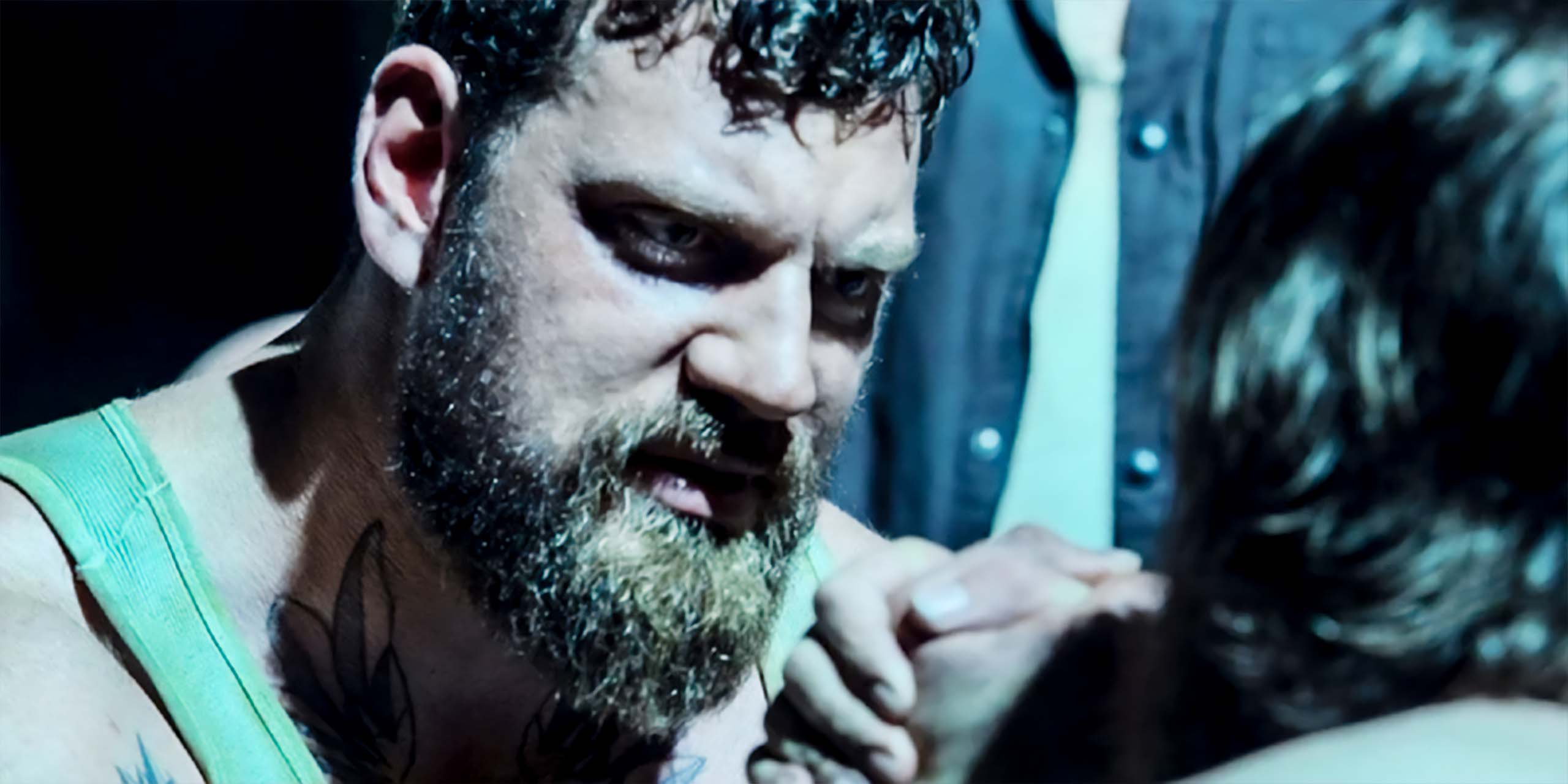 Olivier Richters dans le rôle d'Ursa Major, faisant un bras de fer avec Red Guardian, dans le film Black Widow.