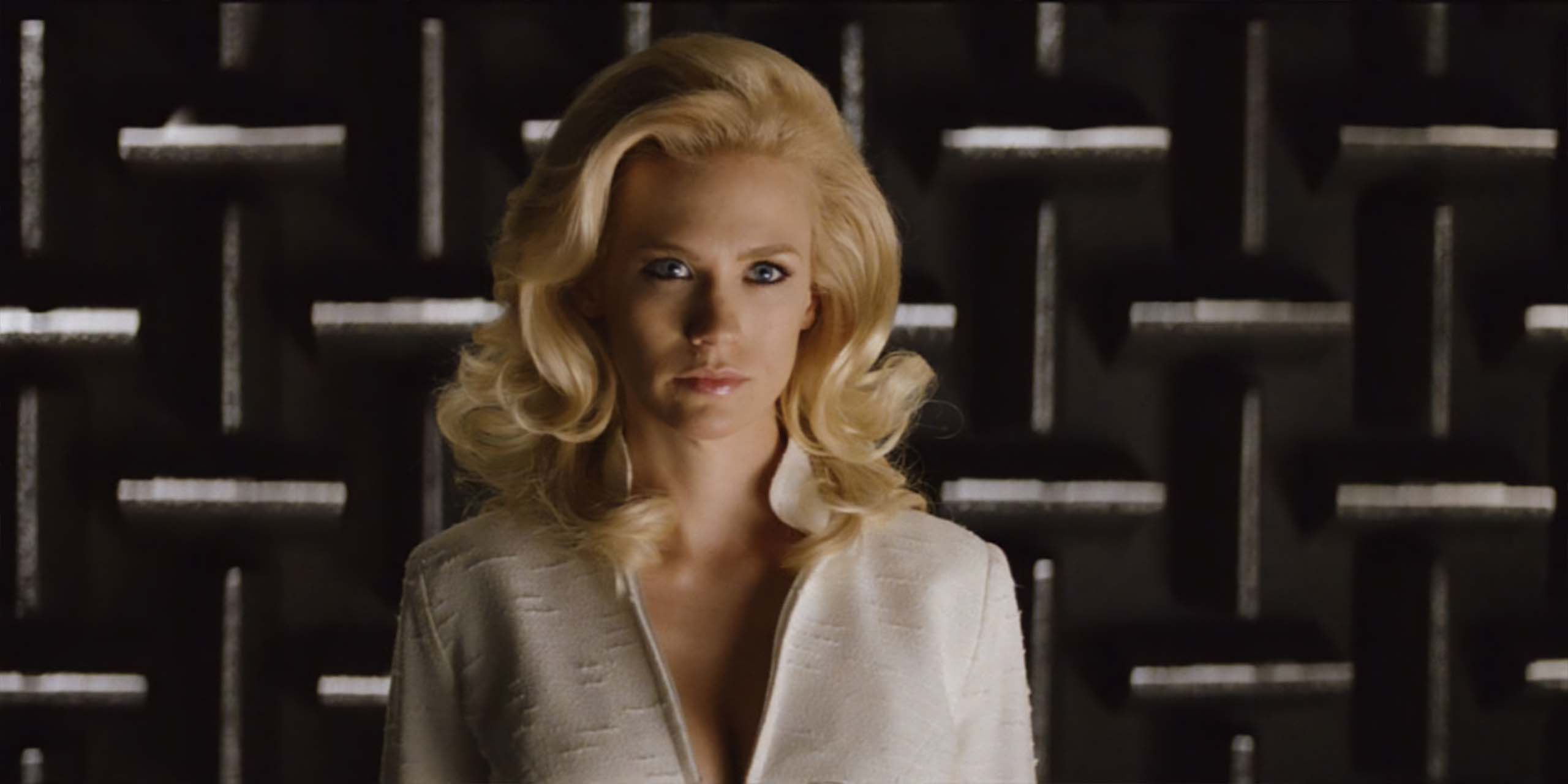 January Jones dans le rôle d'Emma Frost dans le film X-Men: First Class.