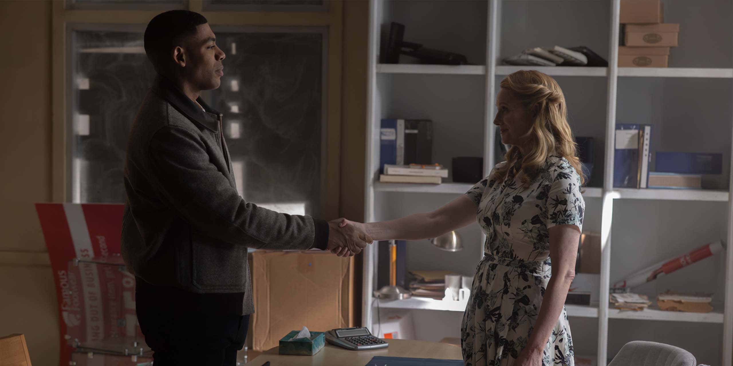 Le Gardien de l'univers (Laura Linney) serrant la main de John Stewart (Aaron Pierre) dans Lanterns,