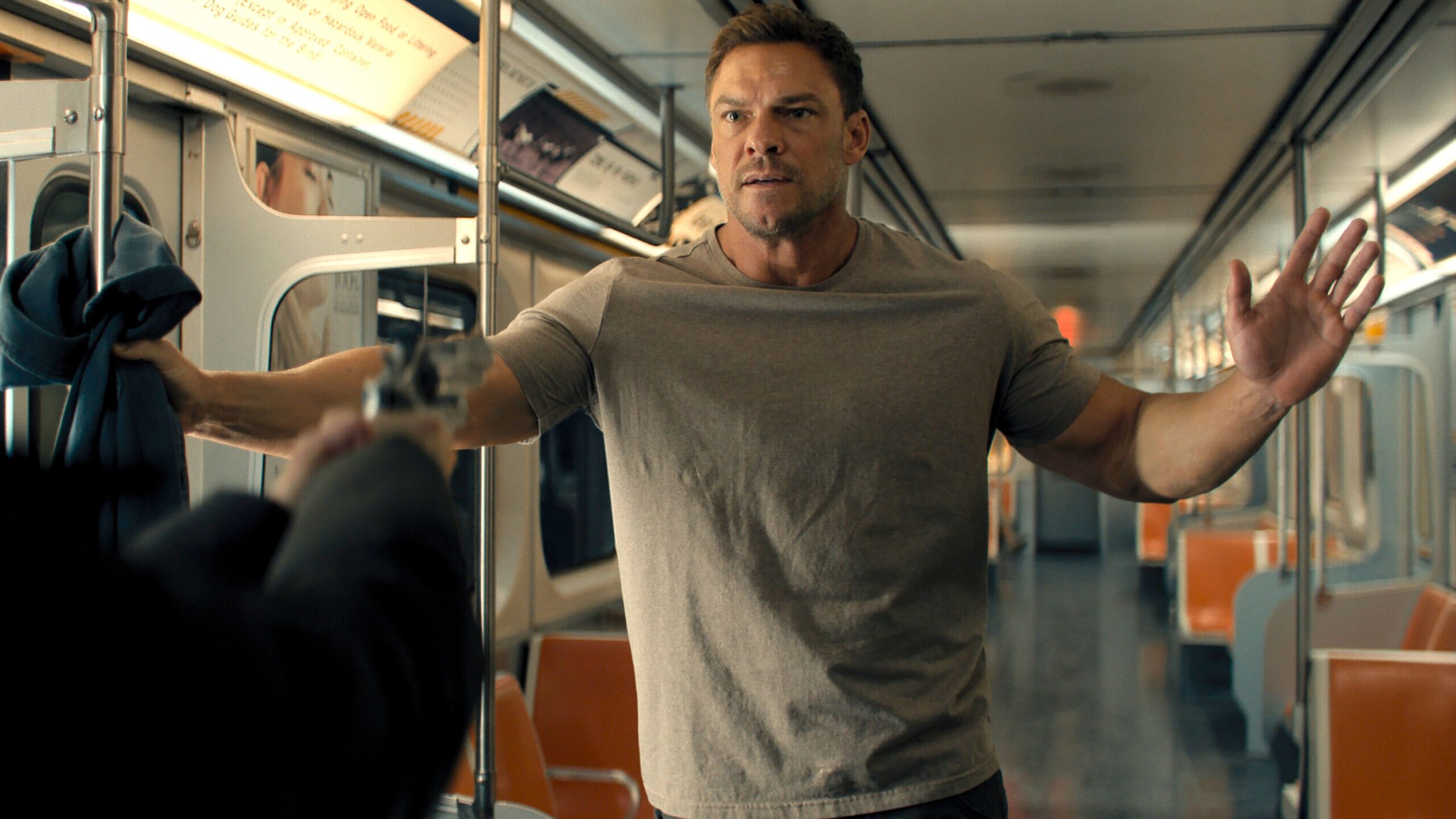 Jack (Alan Ritchson) tenu en joue dans la saison 4 de Reacher sur Prime Video.