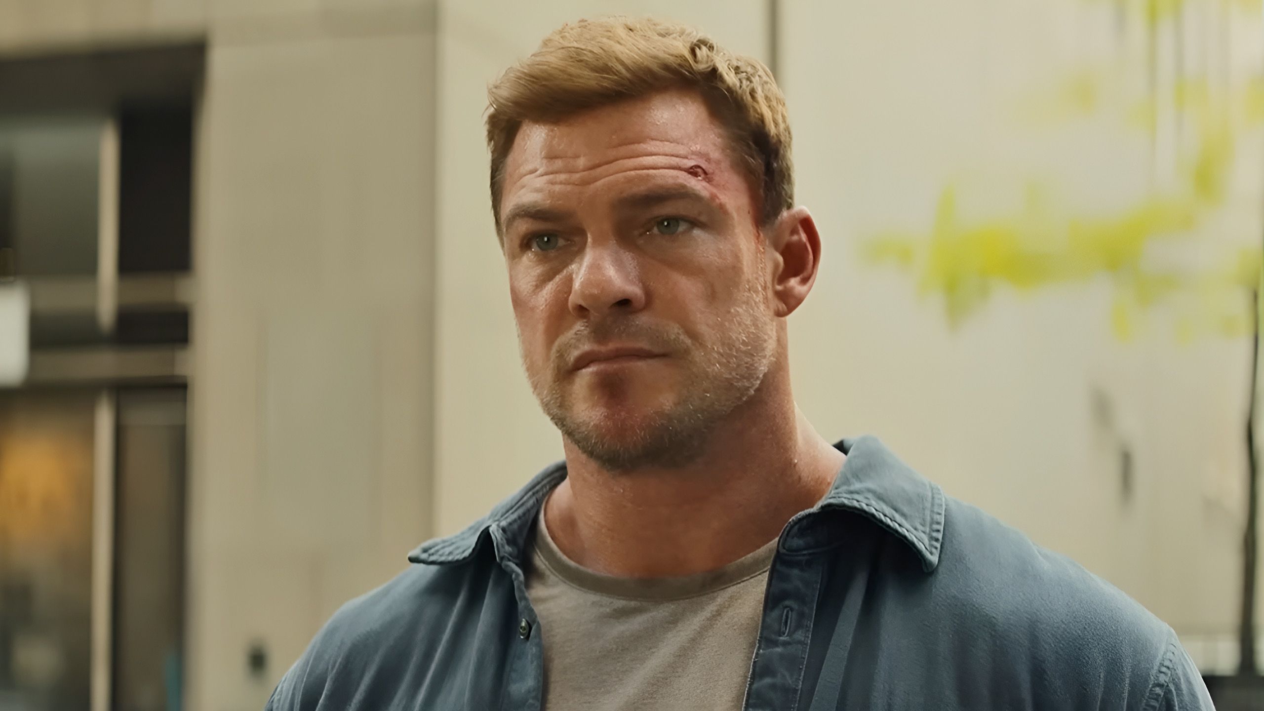 Alan Ritchson dans le rôle de Jack Reacher.