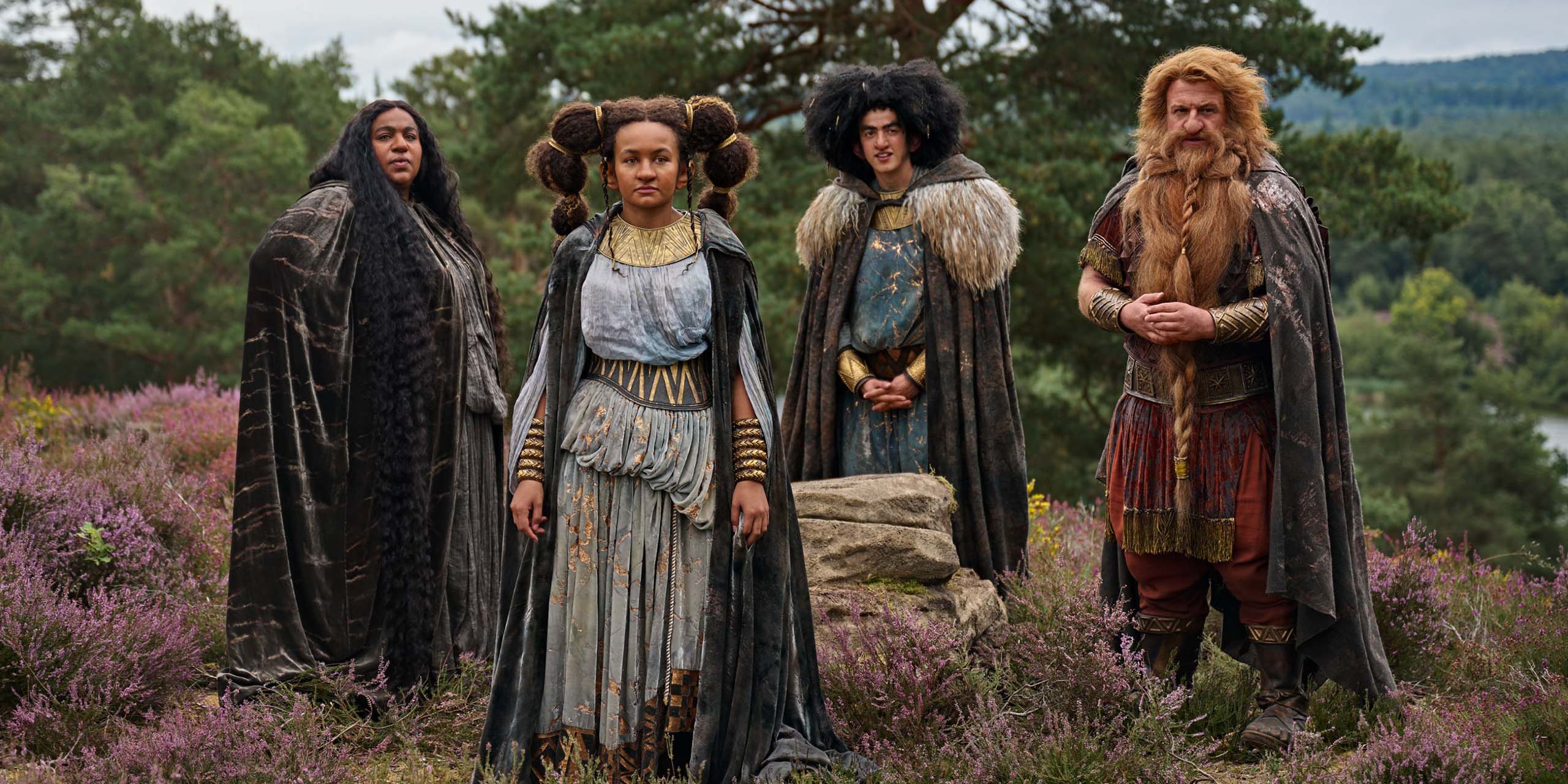 Durin et Disa avec leurs enfants dans la saison 3 du Seigneur des Anneaux : Les Anneaux du Pouvoir.