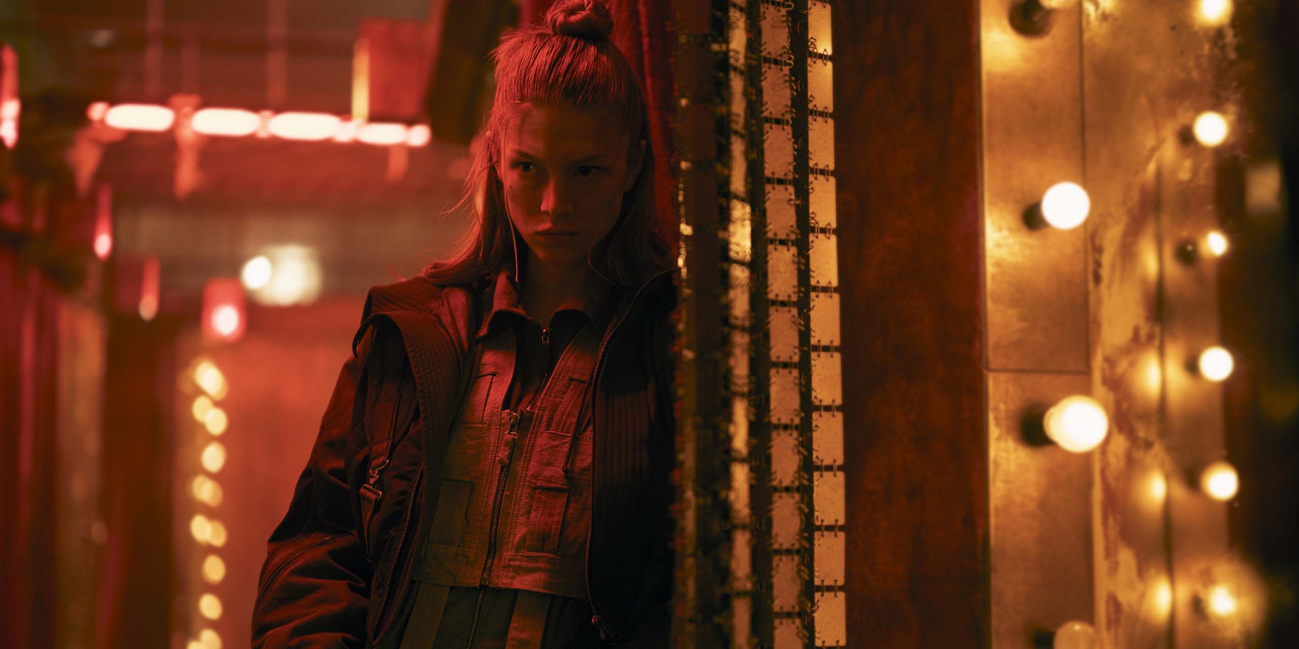 Cora (Hunter Schafer) enquête dans la série Blade Runner 2099.