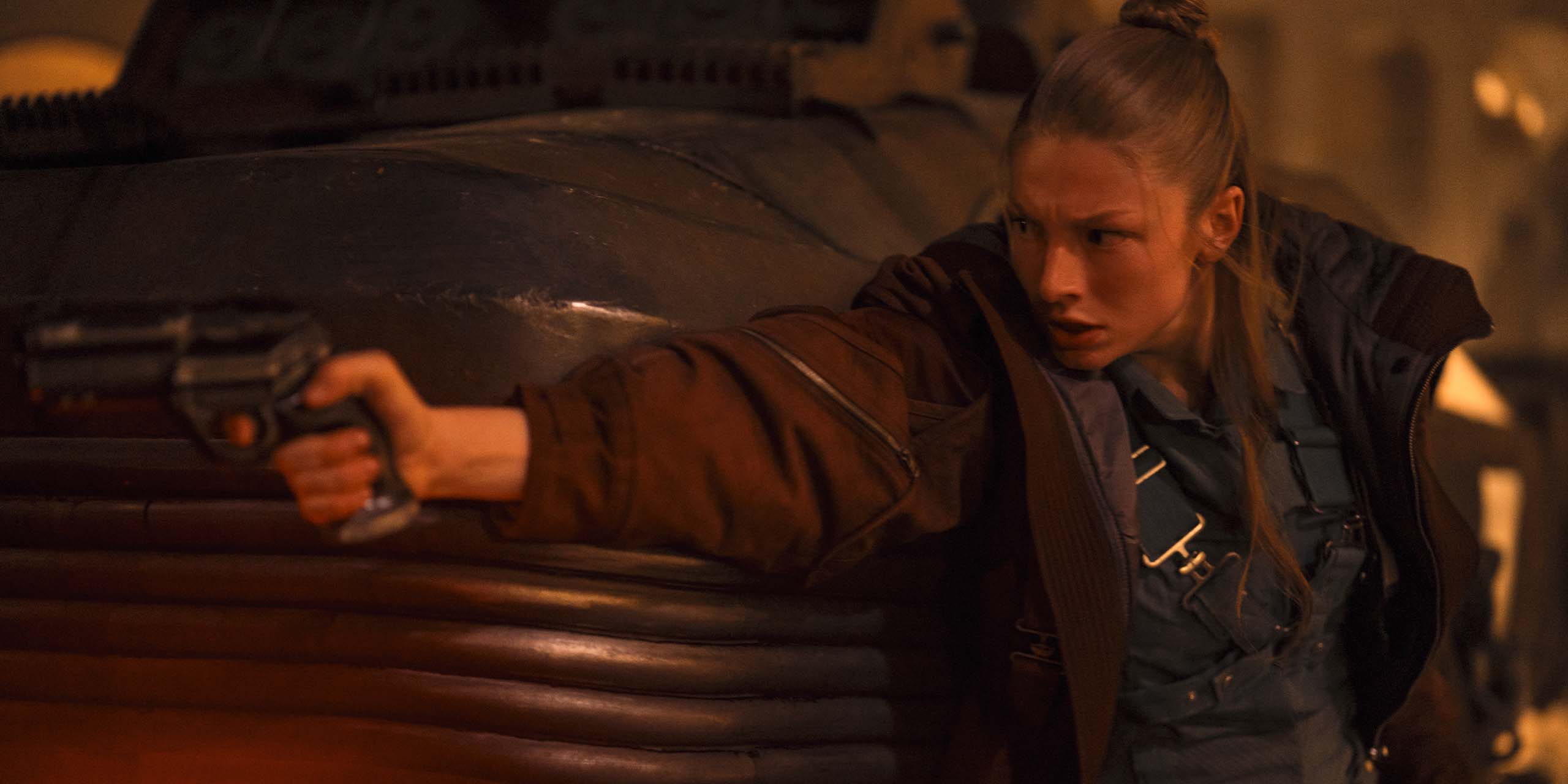 Cora (Hunter Schafer) pointe son arme dans Blade Runner 2099.