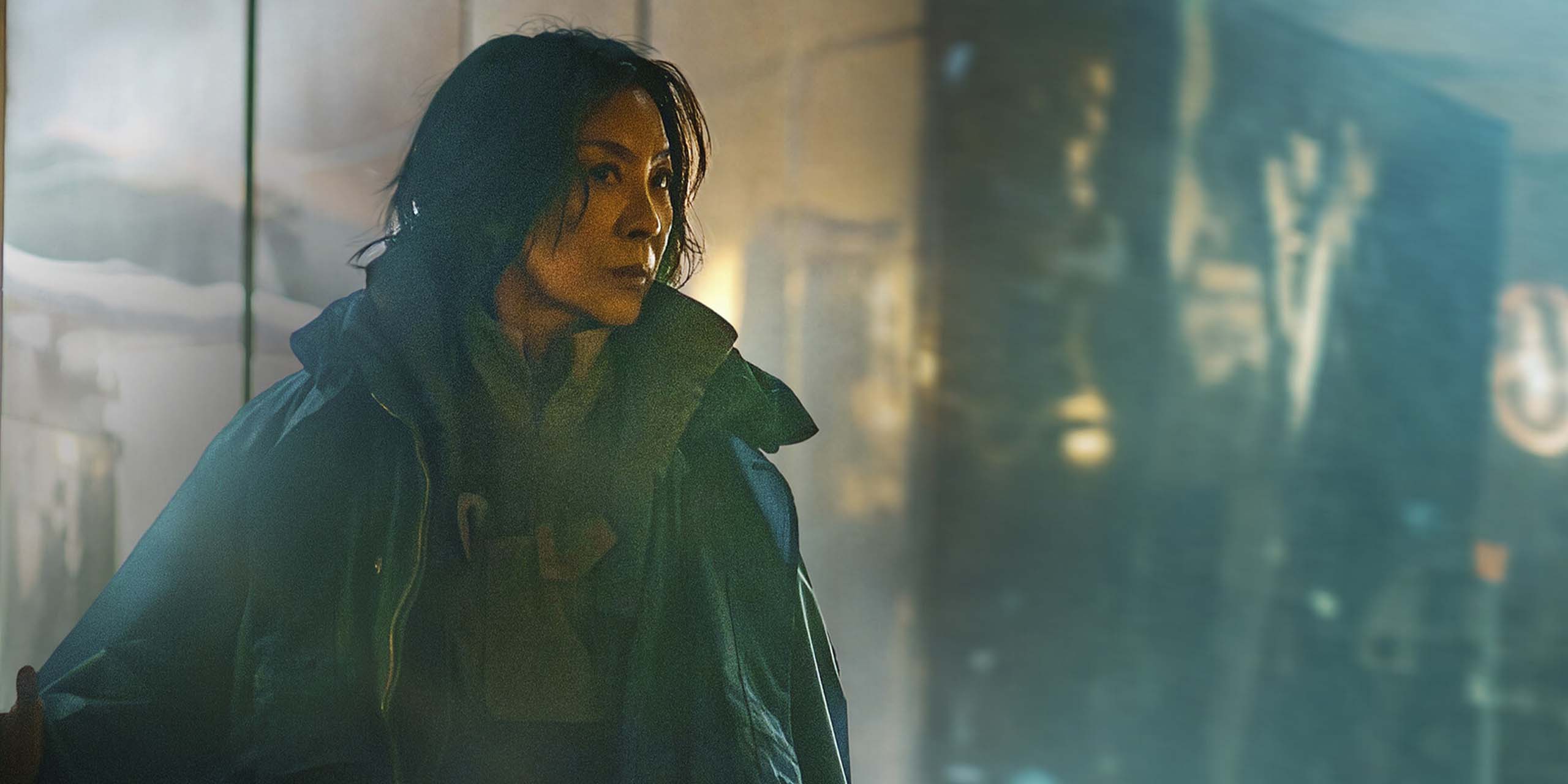 La réplicante Olwen (Michelle Yeoh) dans la série Blade Runner 2099.