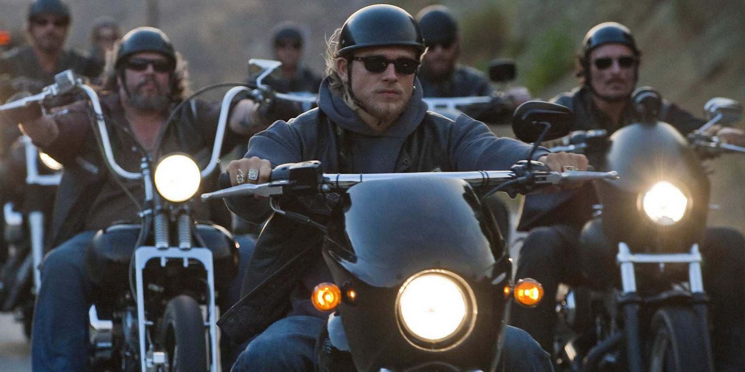 Bobby, Jax, Tig et le reste du Club à moto, dans Sons of Anarchy.