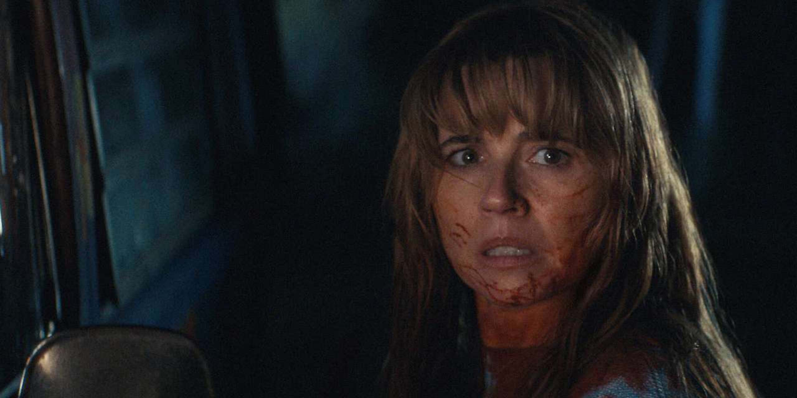 Pam Voorhees (Linda Cardellini) terrorisée, dans la série Crystal Lake, préquel de Vendredi 13.