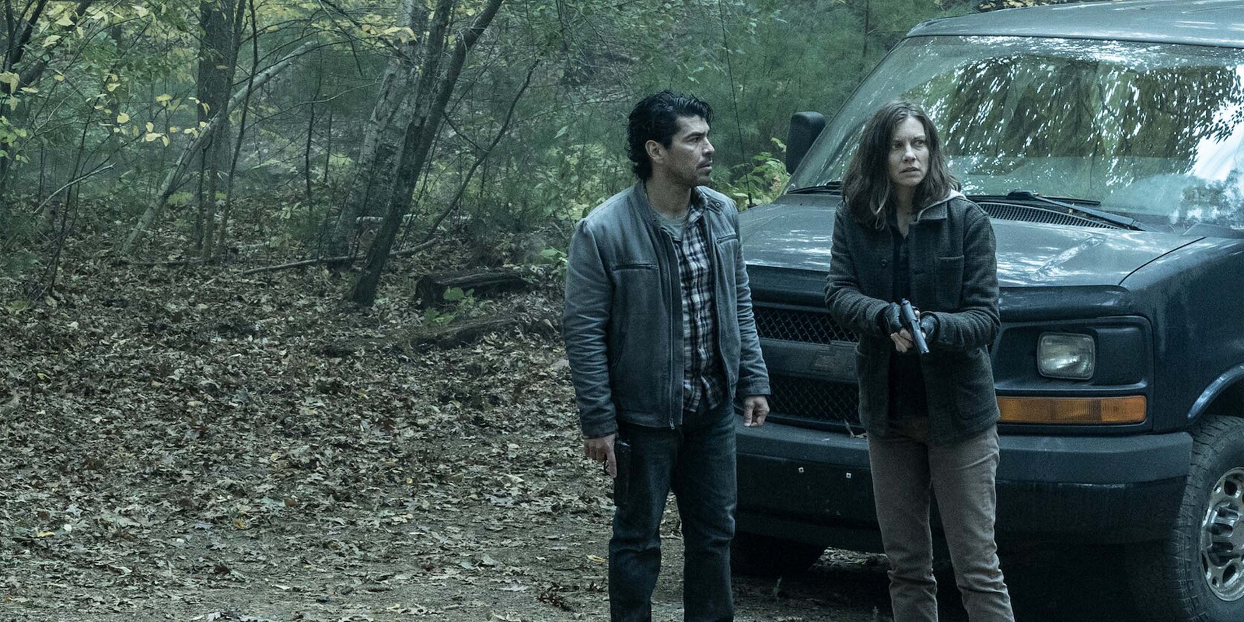 Luis (Raúl Castillo) et Maggie (Lauren Cohan) armée d'un fusil dans la saison 3 de Dead City.