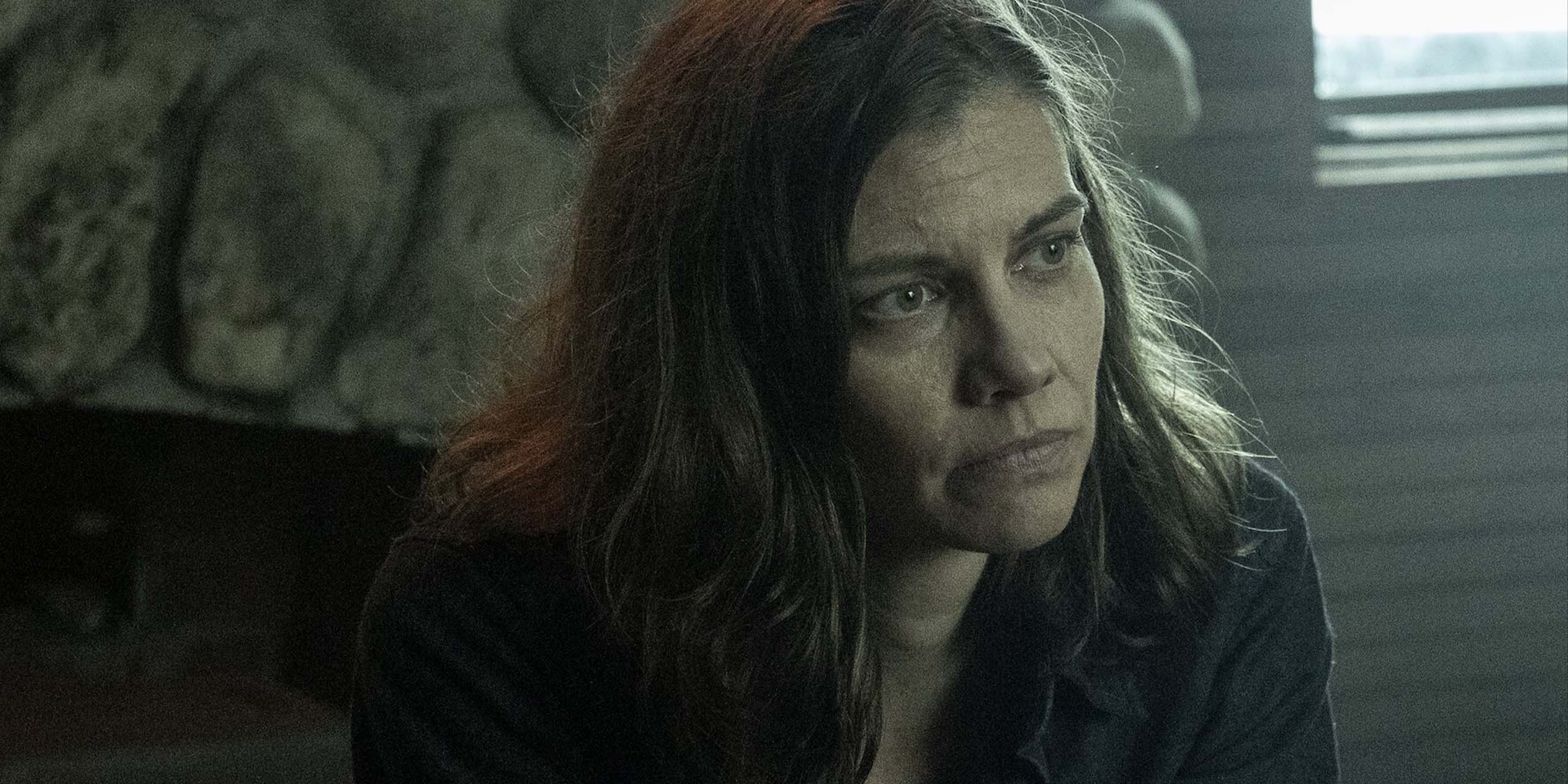 Maggie (Lauren Cohan) assise devant une cheminée dans la saison 3 de Dead City.