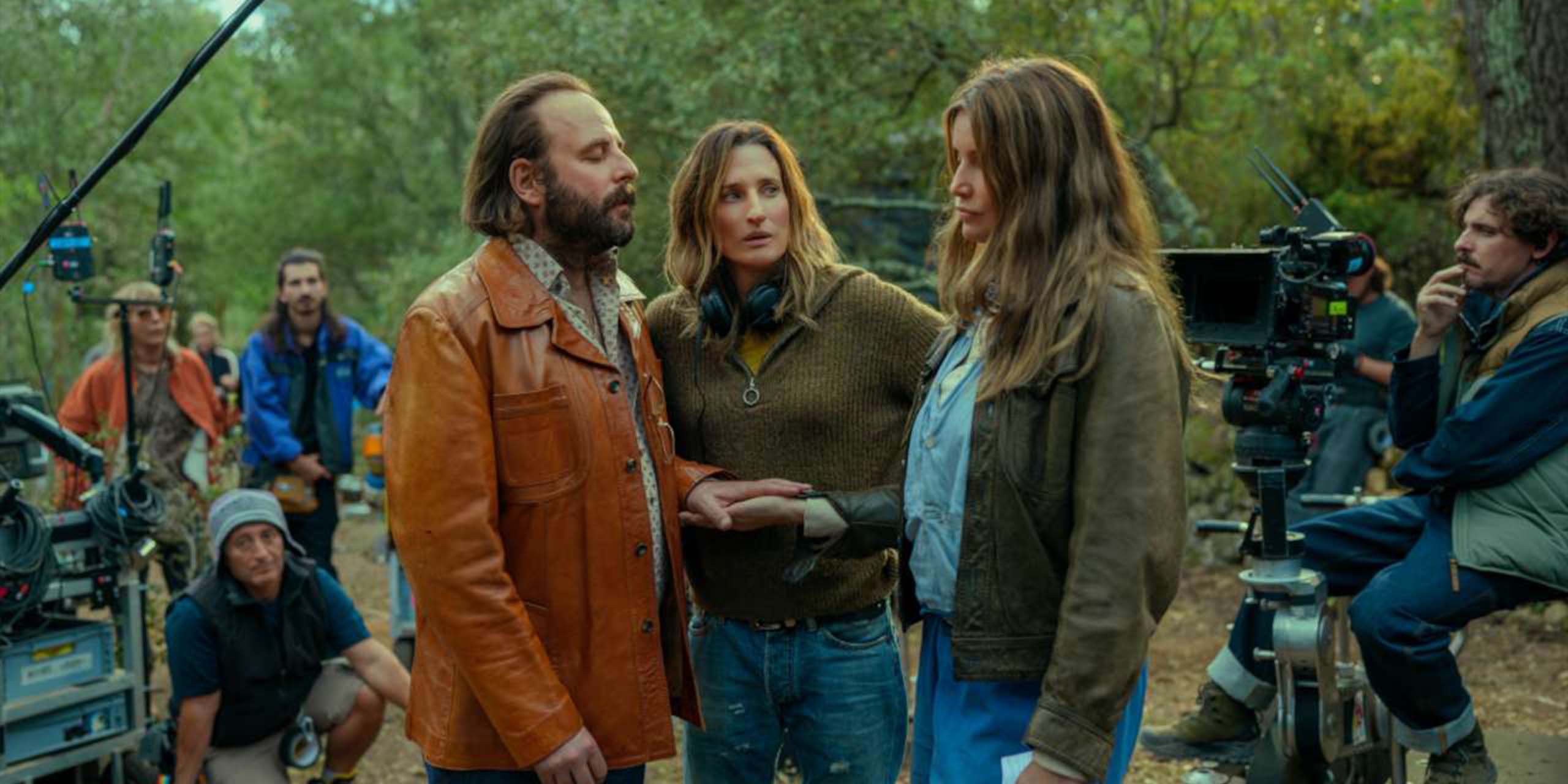 Laeticia Casta sur une scène de tournage dans le film Dix pour Cent.