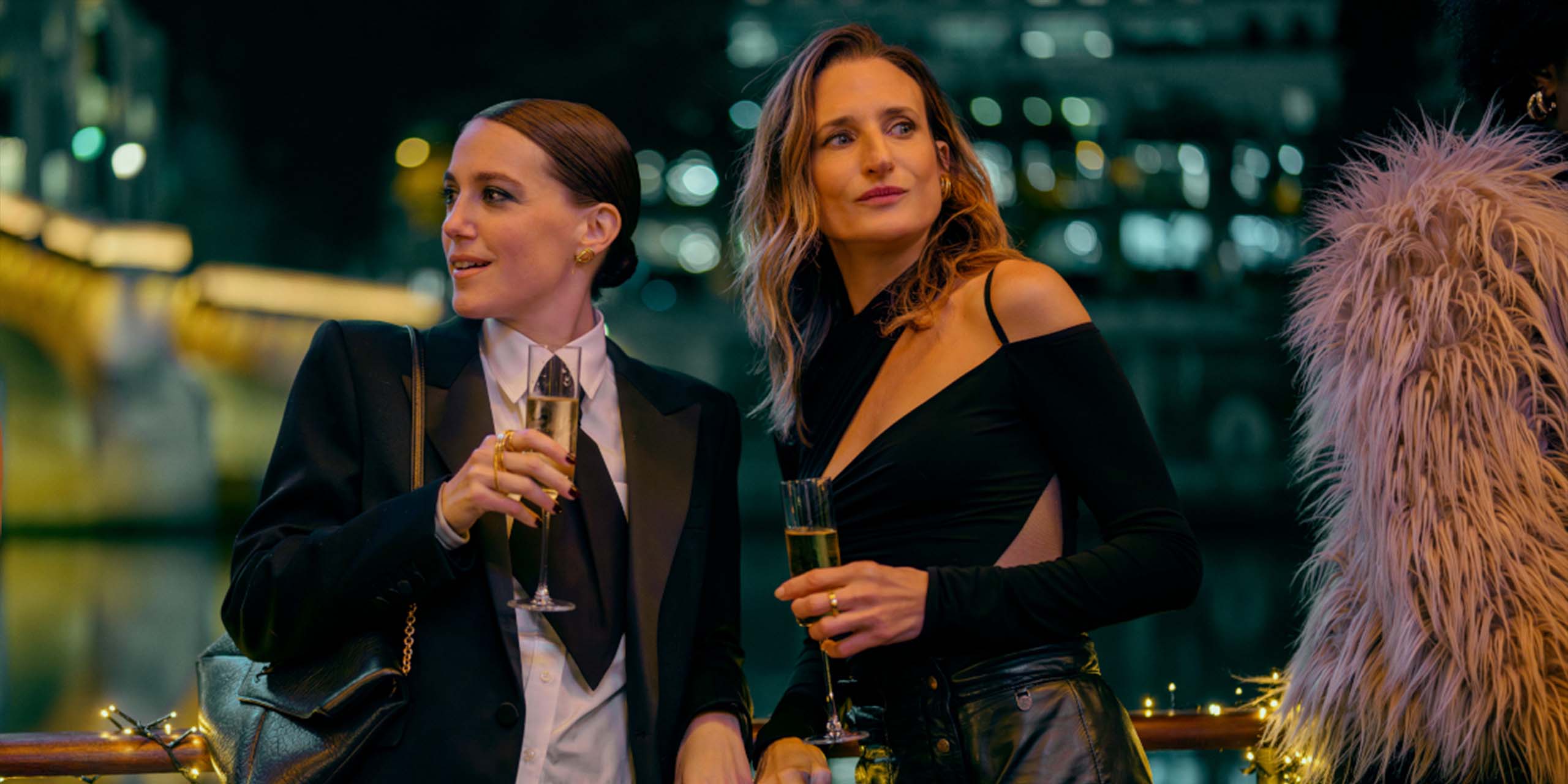 Camille (Fanny Sidney) et Andréa (Camille Cottin) lors d'une soirée dans le film Dix pour Cent.