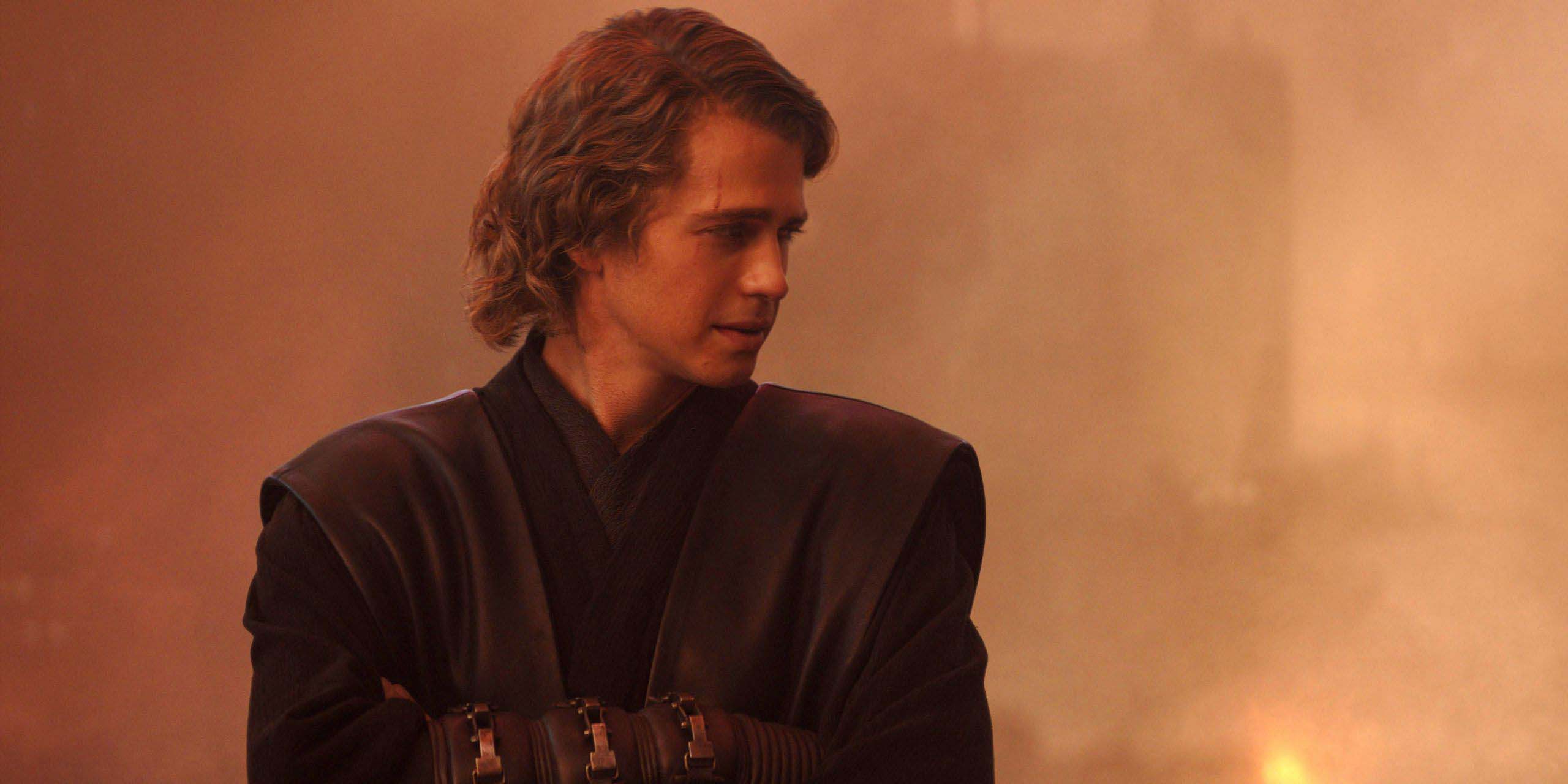 Hayden Christensen dans le rôle d'Anakin, les bras croisés, dans Ahsoka