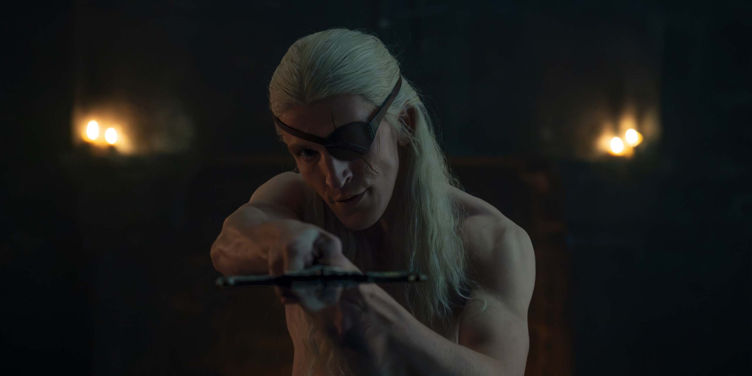 Ewan Mitchell dans le rôle d'Aemond Targaryen tenant une épée dans House of the Dragon