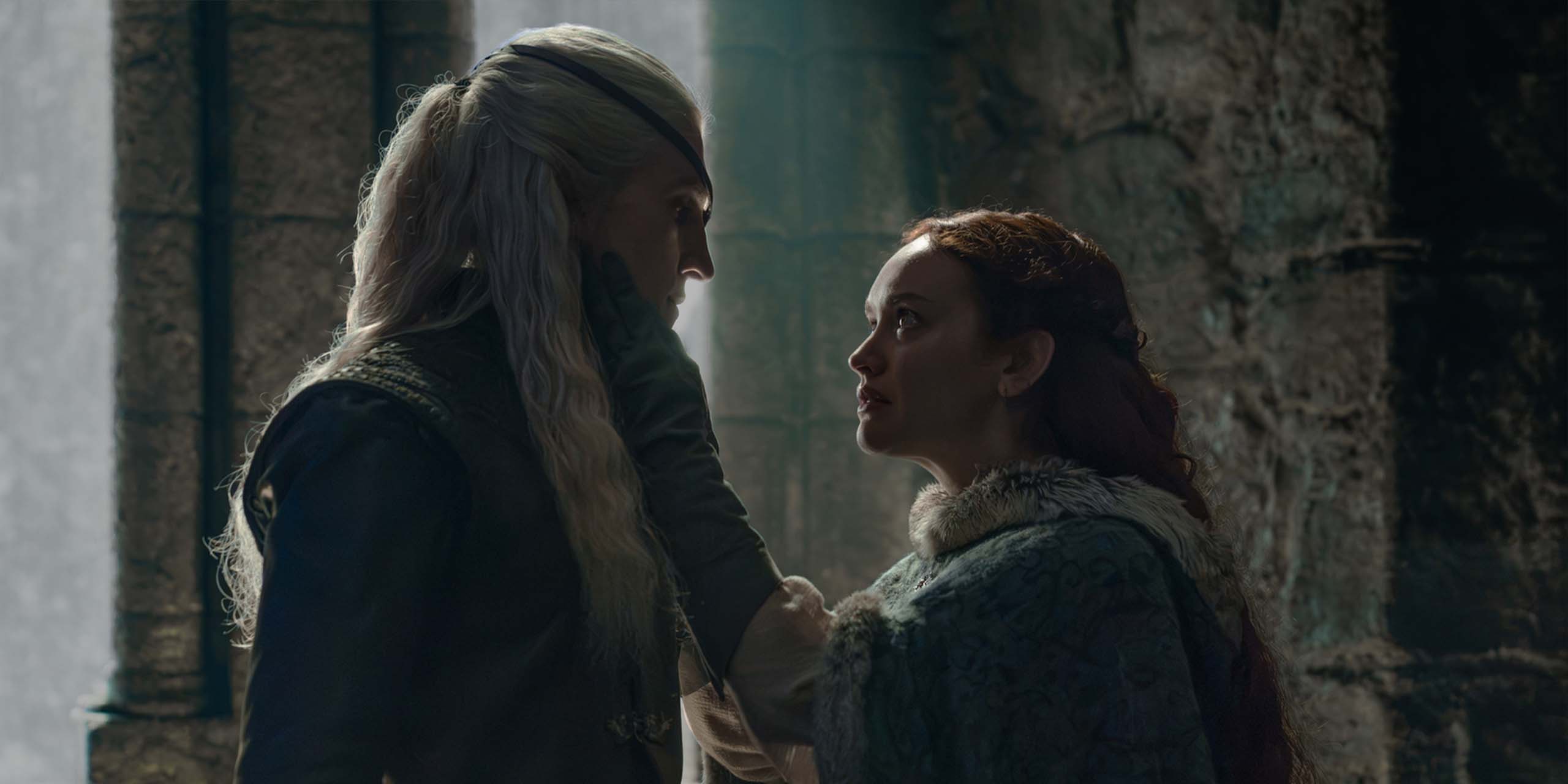 Ewan Mitchell dans le rôle d'Aemond Targaryen et Olivia Cooke dans celui de Alicent Hightower dans House of the Dragon