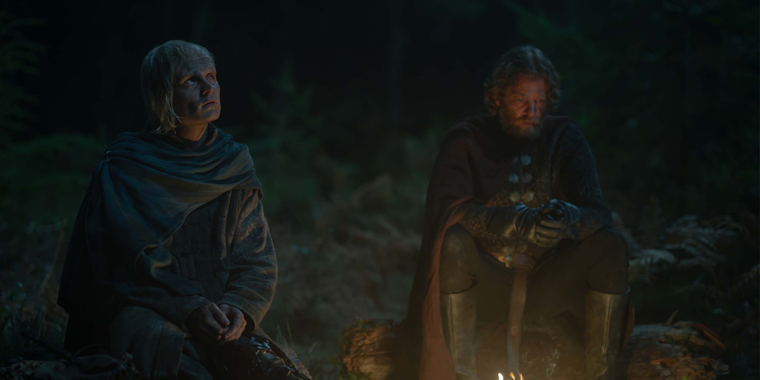 Aegon II (Tom Glynn-Carney) près du feu dans la saison 3 de House of the Dragon.