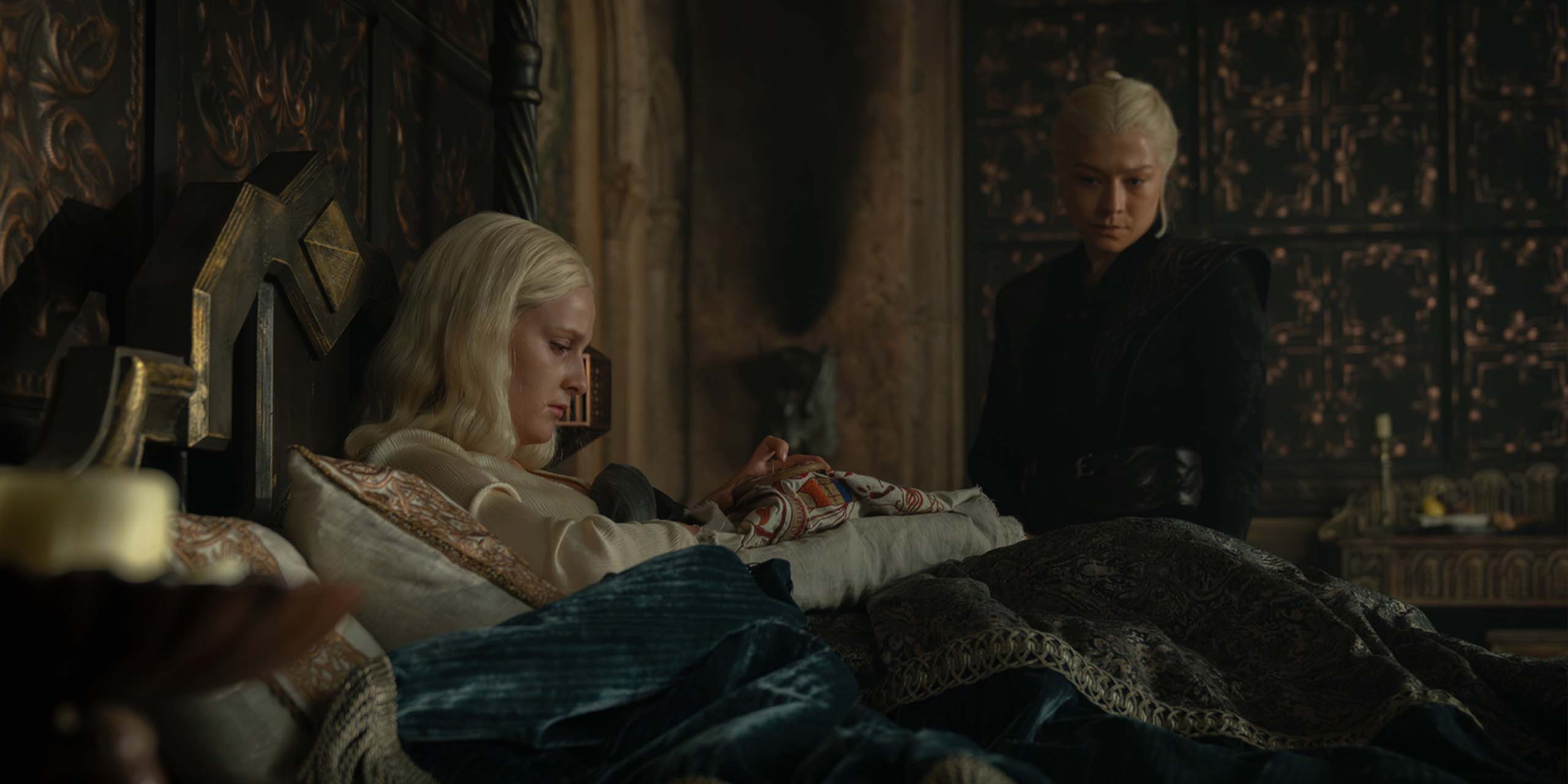 Helaena Targaryen (Phia Saban) et Rhaenyra Targaryen (Emma D’Arcy) dans la saison 3 de House of the Dragon.