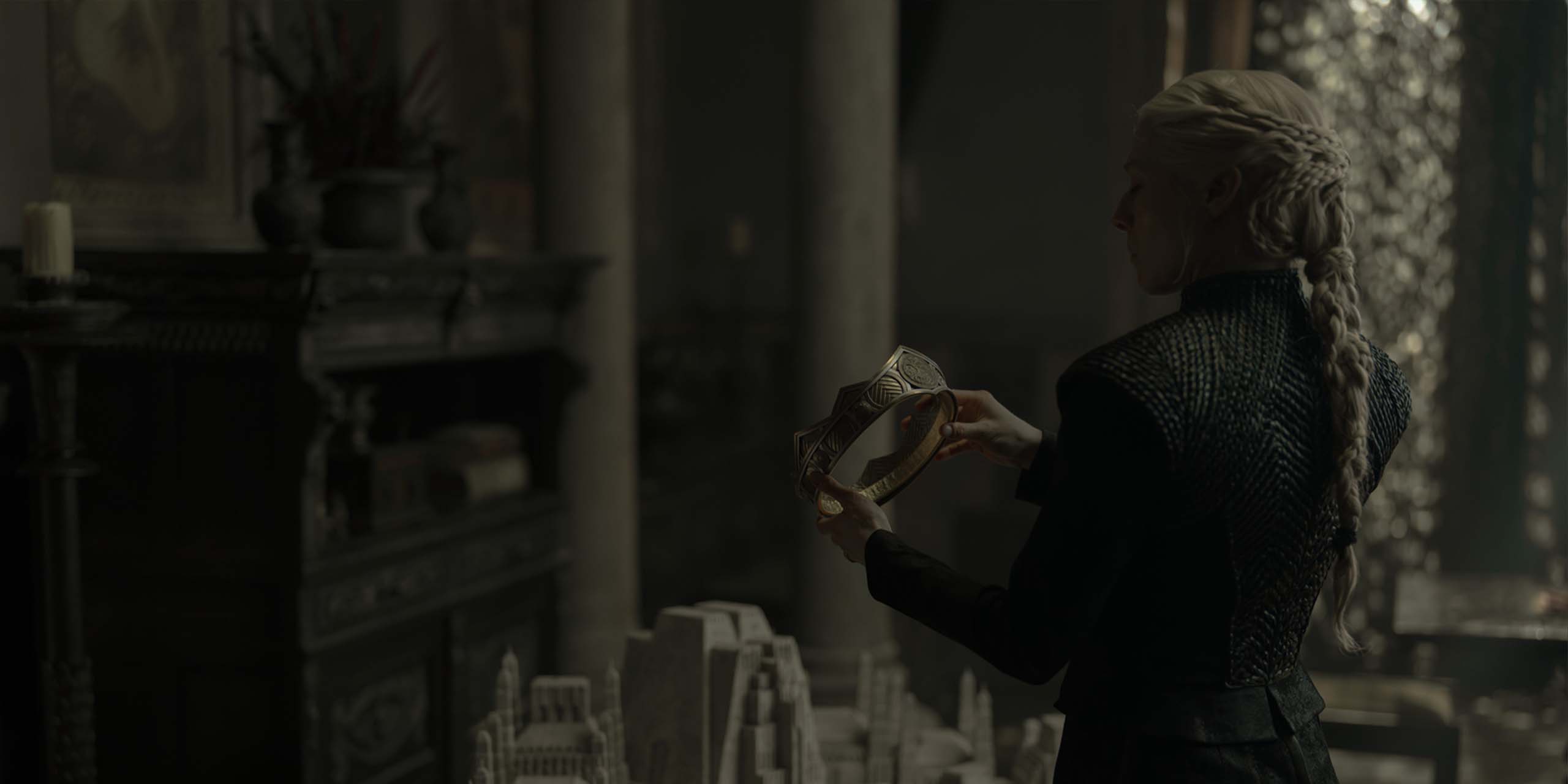La reine Rhaenyra Targaryen (Emma D’Arcy) tenant sa couronne, dans le final de la saison 3 d'House of the Dragon.