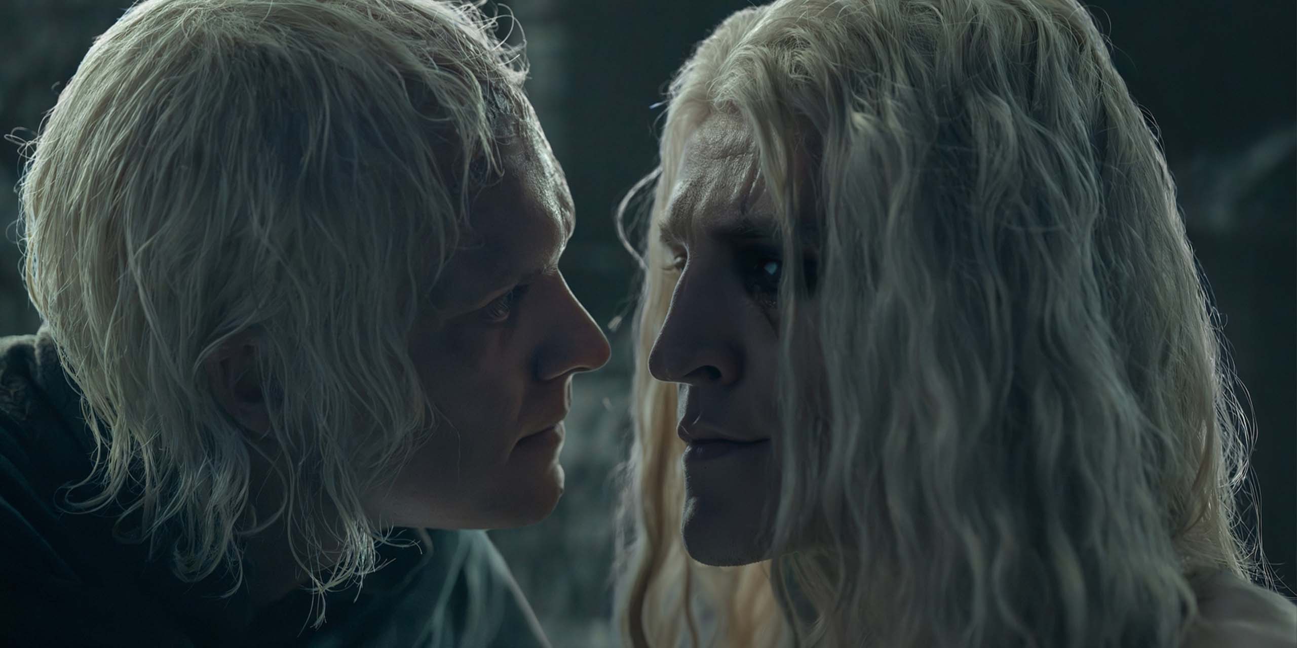 Aegon II (Tom Glynn-Carney) face à Aemond Targaryen (Ewan Mitchell) dans le final de la saison 3 de House of the Dragon.