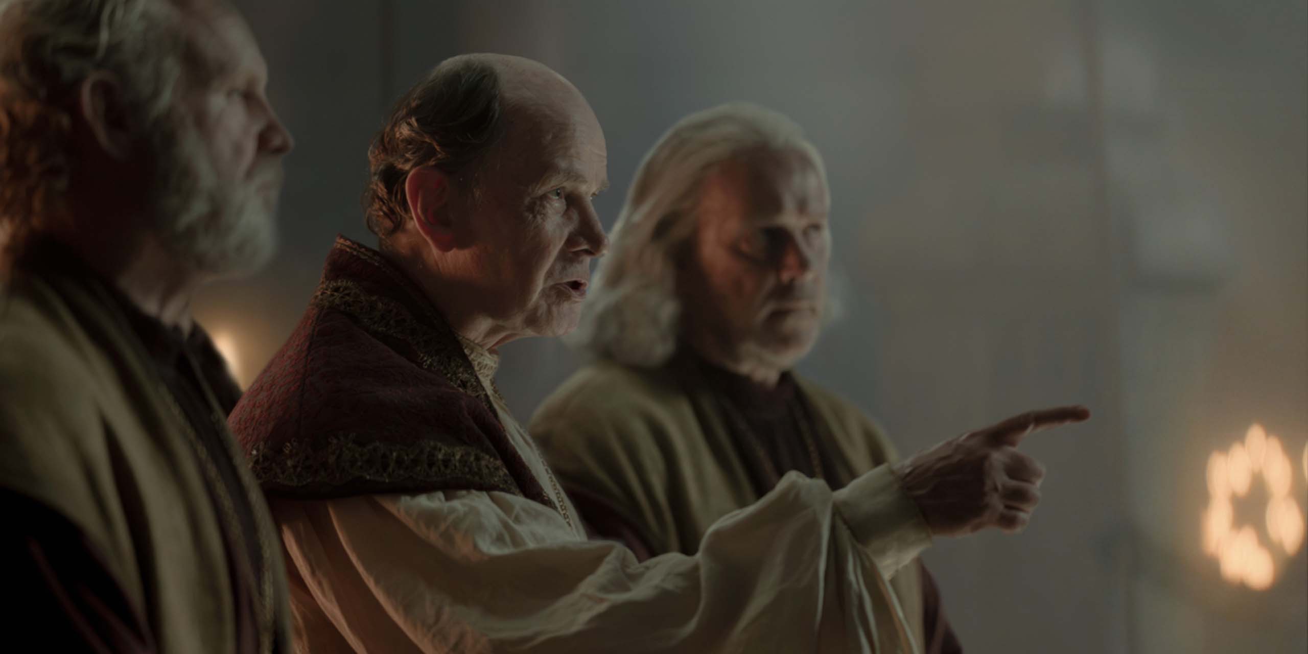 Le Grand Septon (Simon Chandler) avant son exécution dans le final de la saison 3 de House of the Dragon.