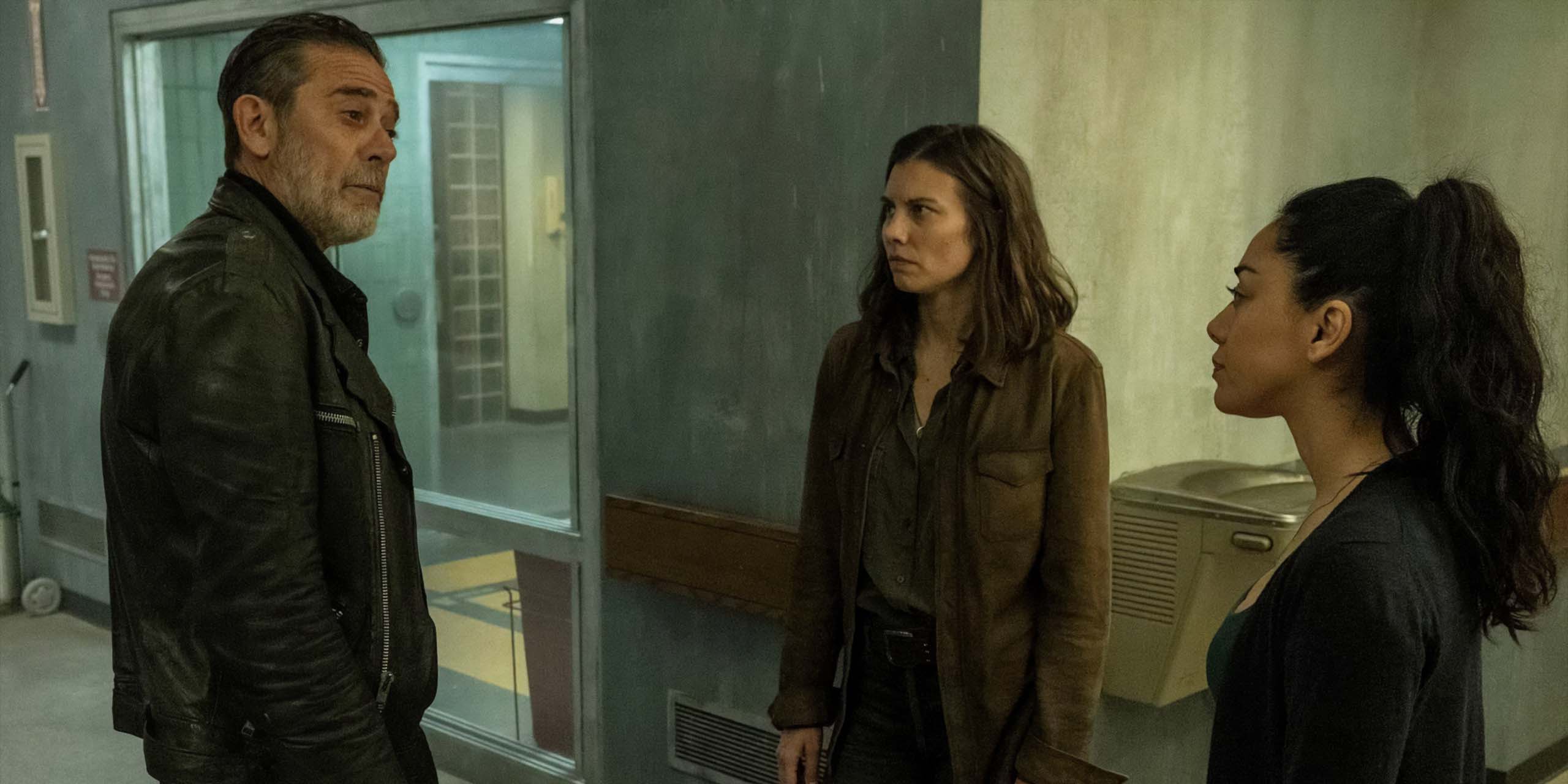 Jeffrey Dean Morgan (Negan), Lauren Cohan (Maggie) et Aimee Garcia (Renata) discutent dans The Walking Dead: Dead City.