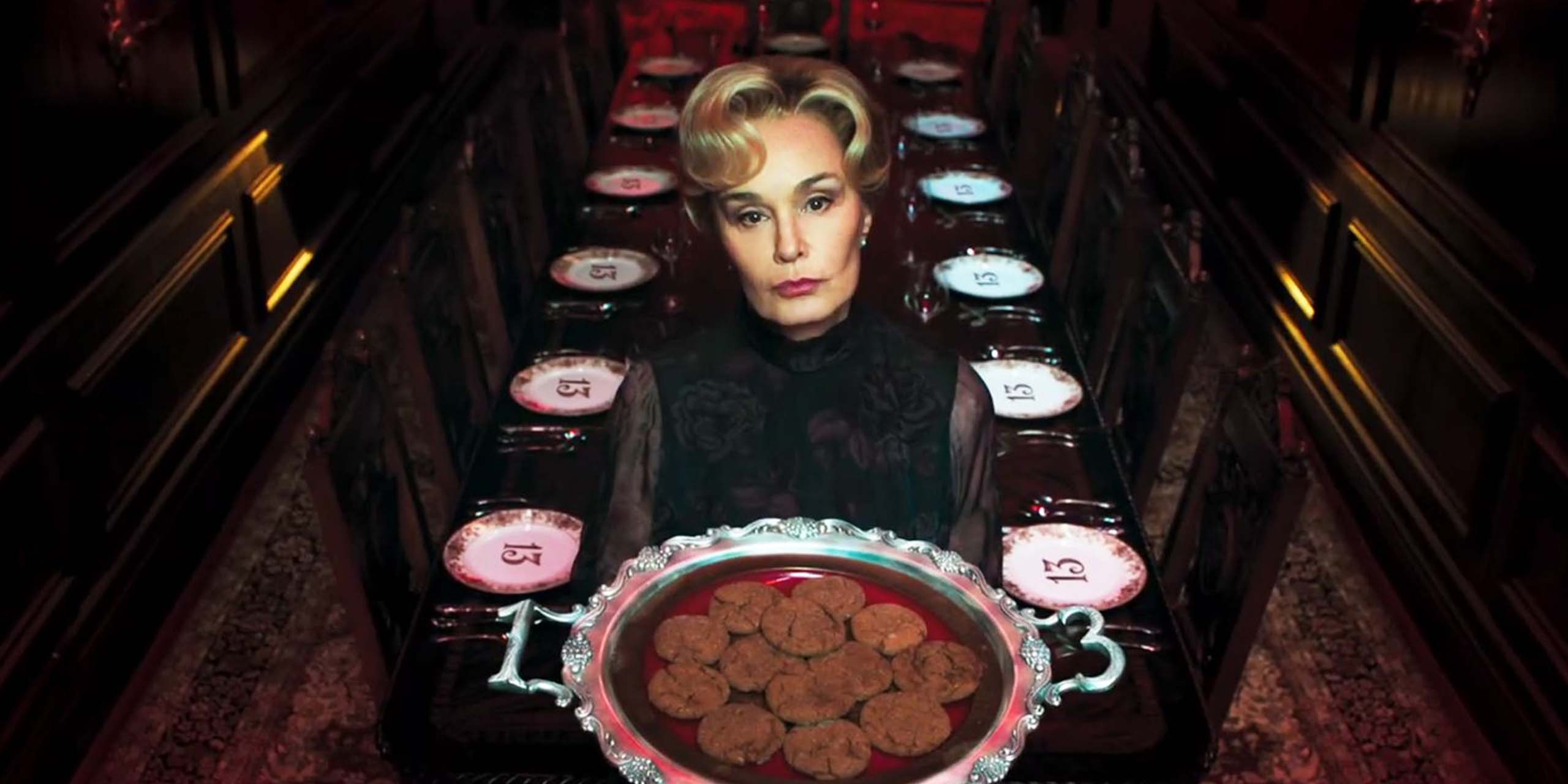Jessica Lange tenant une assiette de biscuits dans la bande-annonce de la saison 13 d'American Horror Story