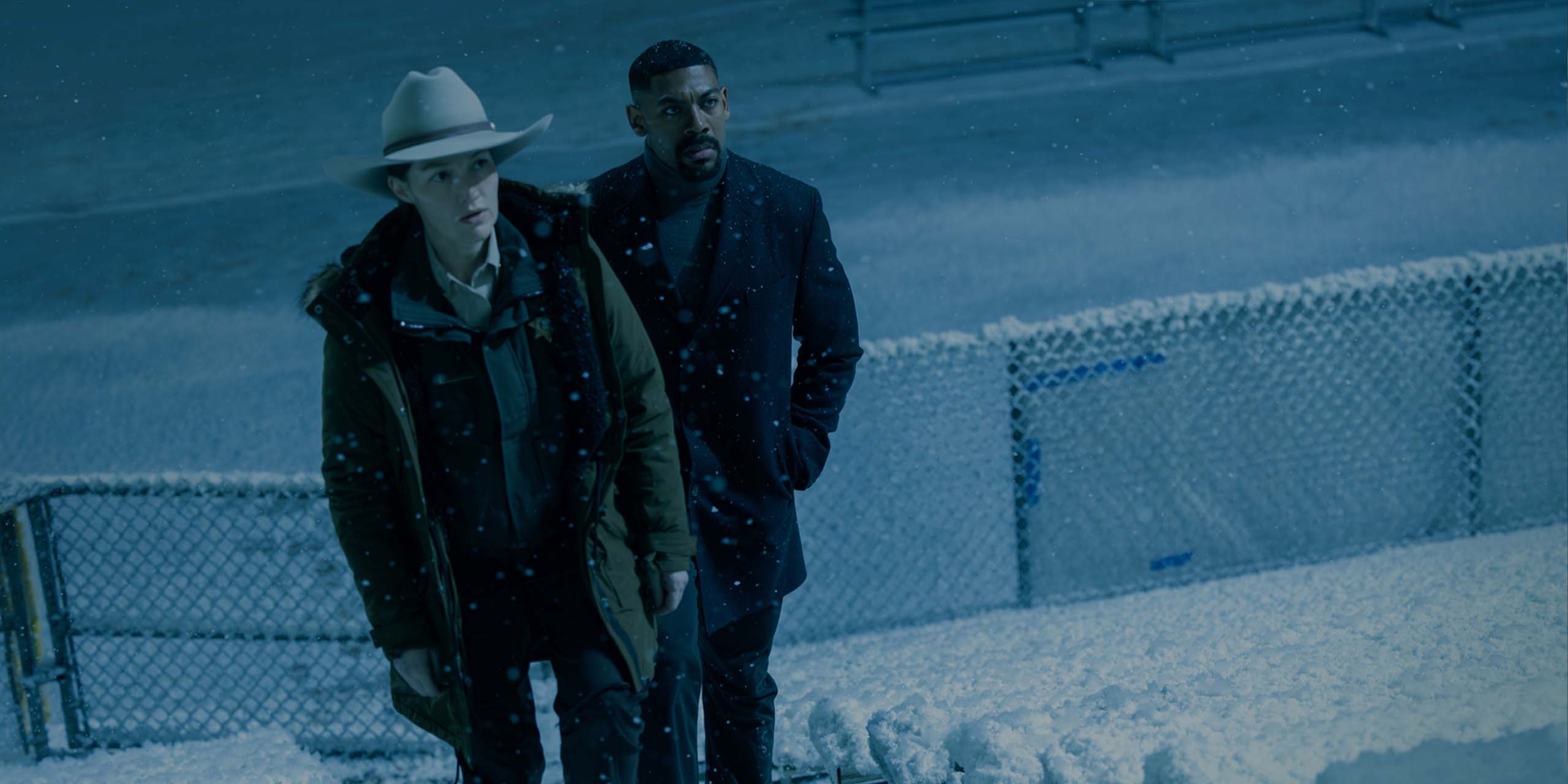 Kerry (Kelly MacDonald) et John Stewart (Aaron Pierre) remonte les gradins du stade dans Lanterns.