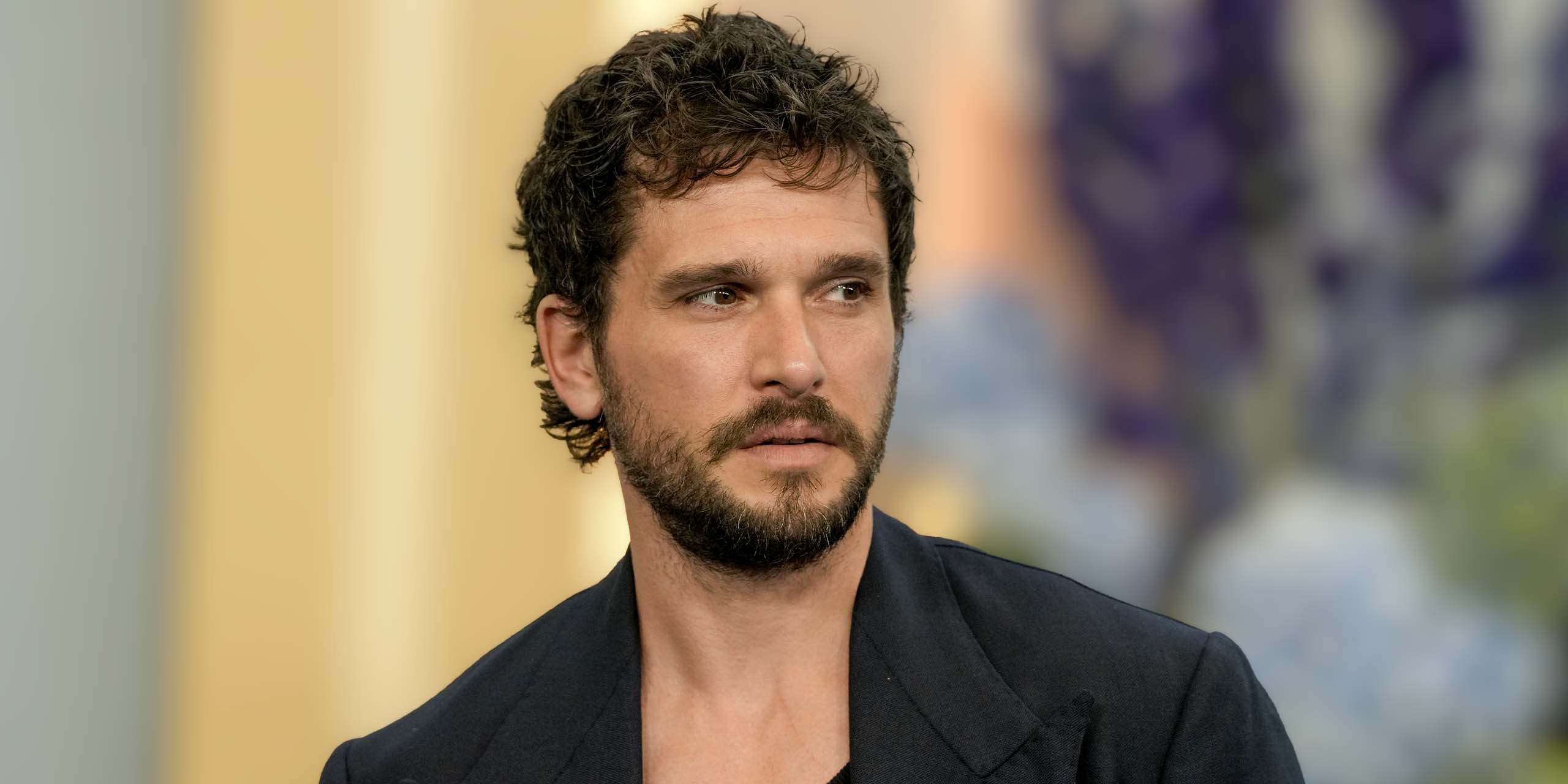 Kit Harrington est Gilderoy Lockhart dans la saison 2 de la série HBO de Harry Potter.