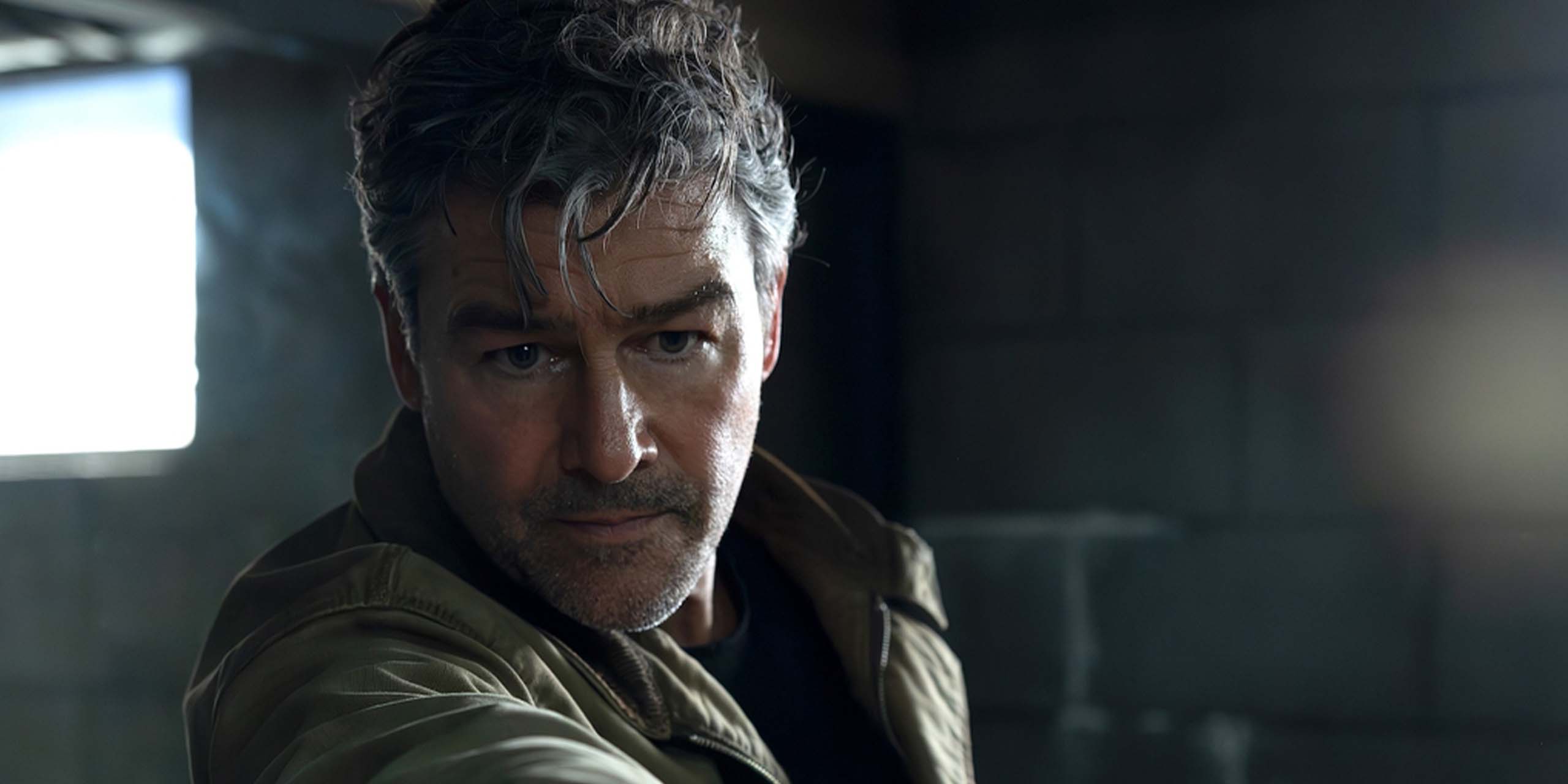 Kyle Chandler dans le rôle de Hal Jordan, pointant son anneau de Green Lantern dans Lanterns