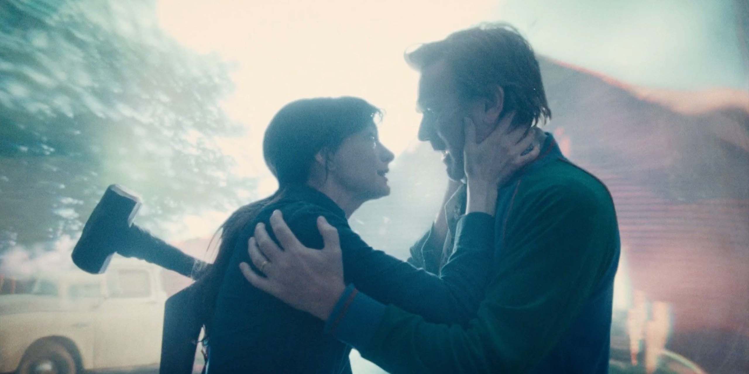 Anne Hathaway et Ewan McGregor devant une faille temporelle dans La Fin d'Oak Street.