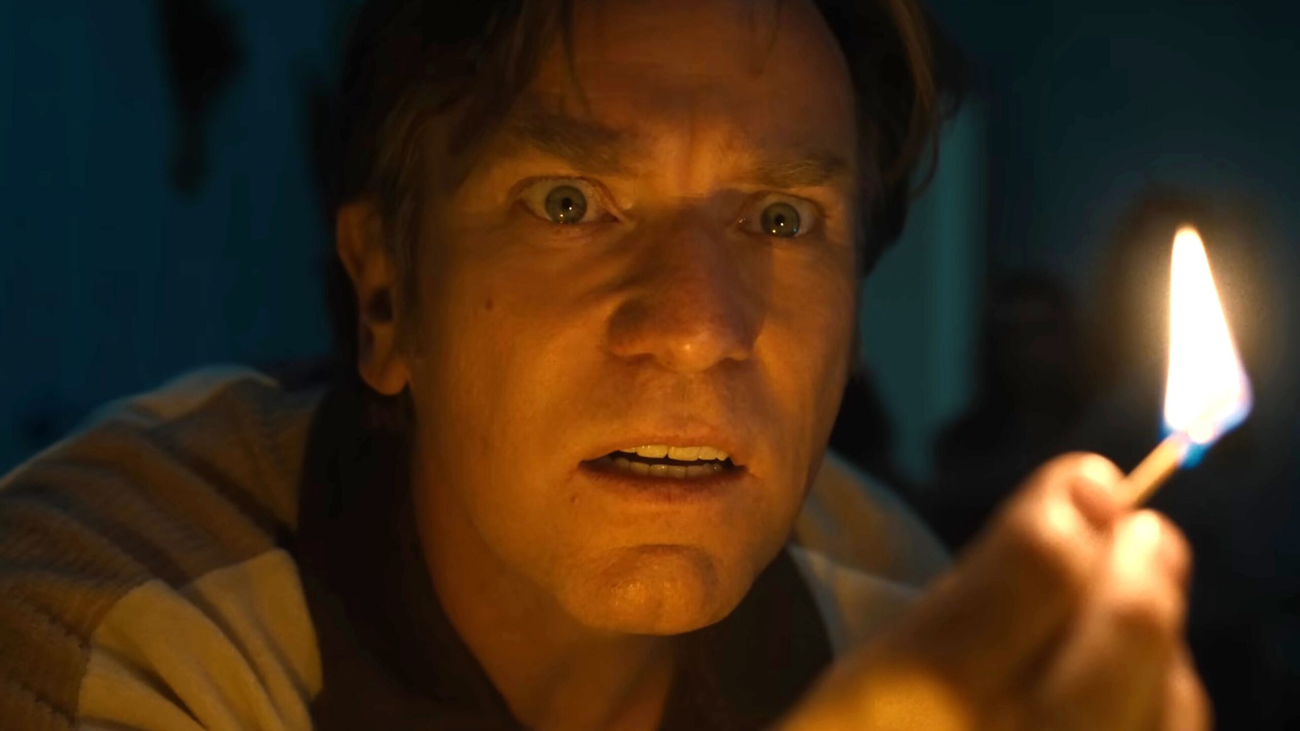 Ewan McGregor teant une allumette dans La Fin d'Oak Street.
