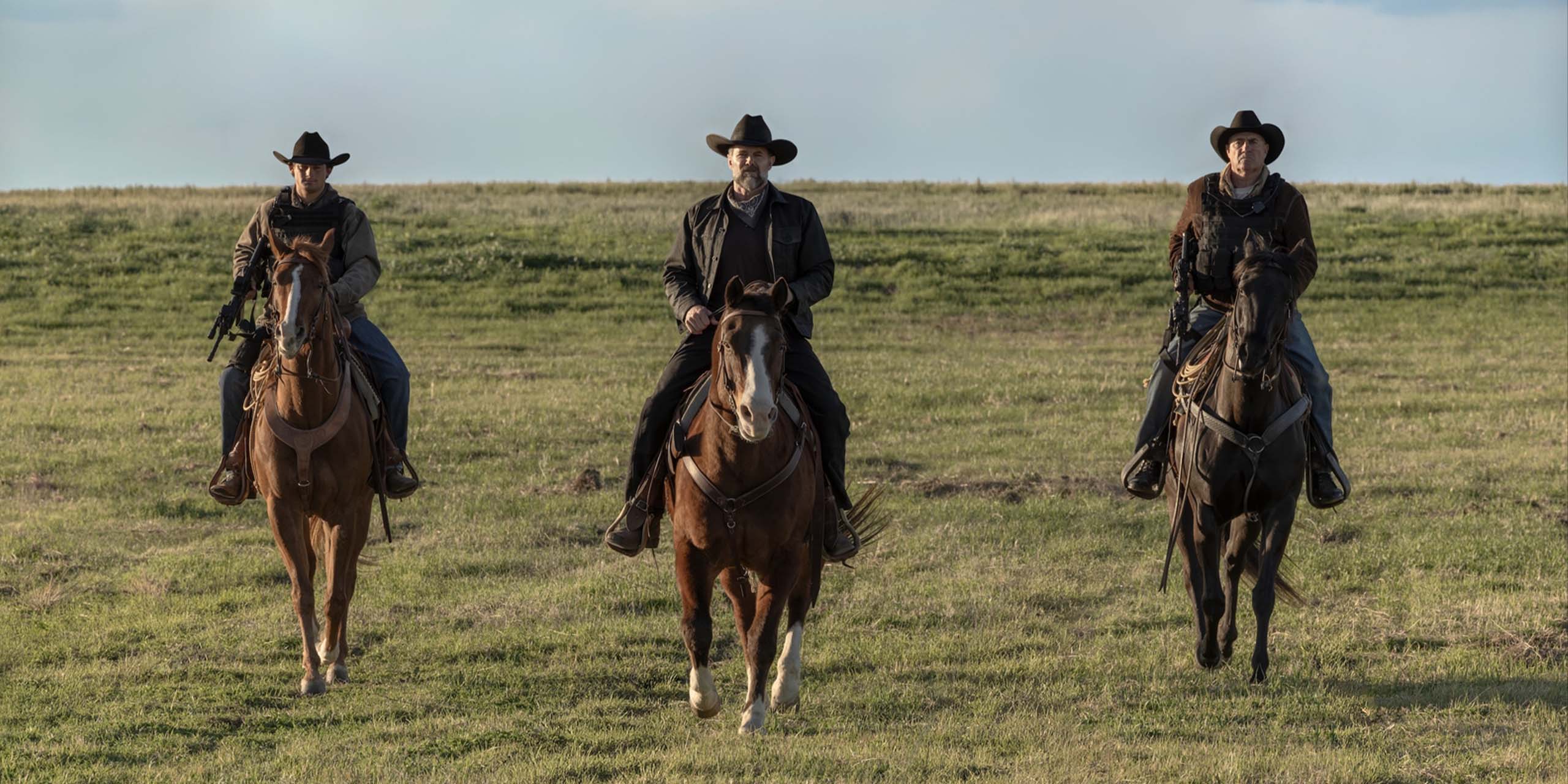 William Macon (Garret Dillahunt) et ses hommes à chevaux dans Lanterns.
