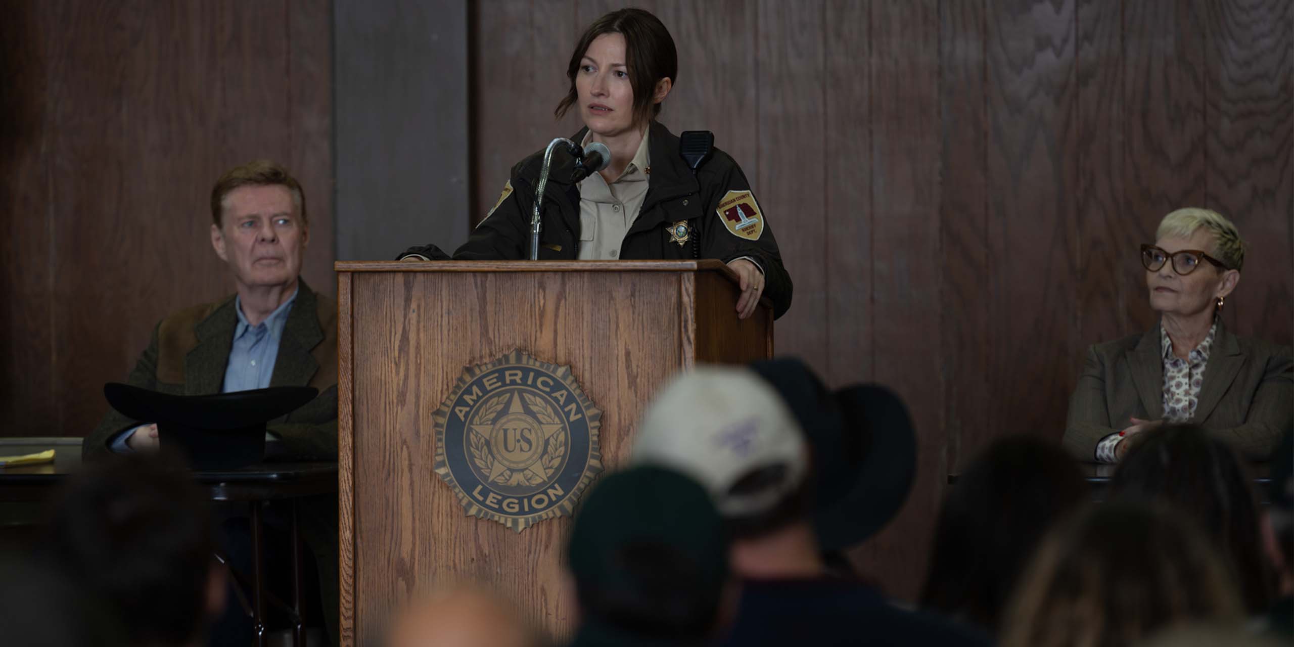 Kerry (Kelly MacDonald) prenant la parole devant les habitants de Rushville dans la série Lanterns.