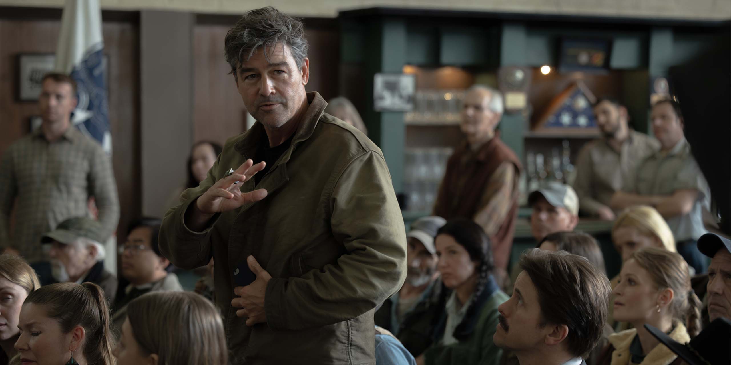 Hal Jordan (Kyle Chandler) parlant aux habitants de la ville du Nebraska dans Lanterns.