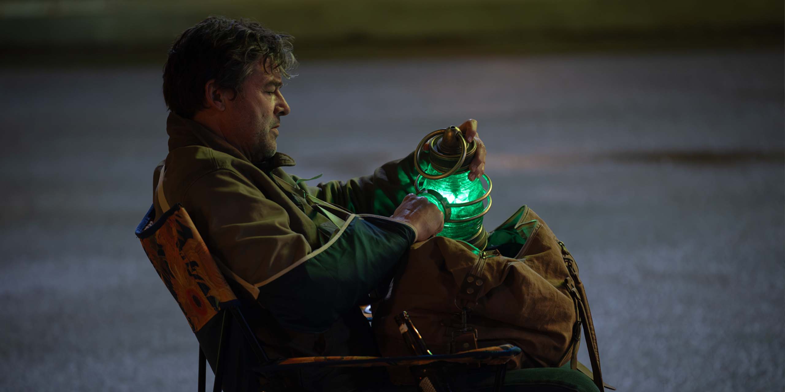 Hal Jordan (Kyle Chandler) rechageant l'anneau dans la batterie des Green Lantern dans la série Lanterns.