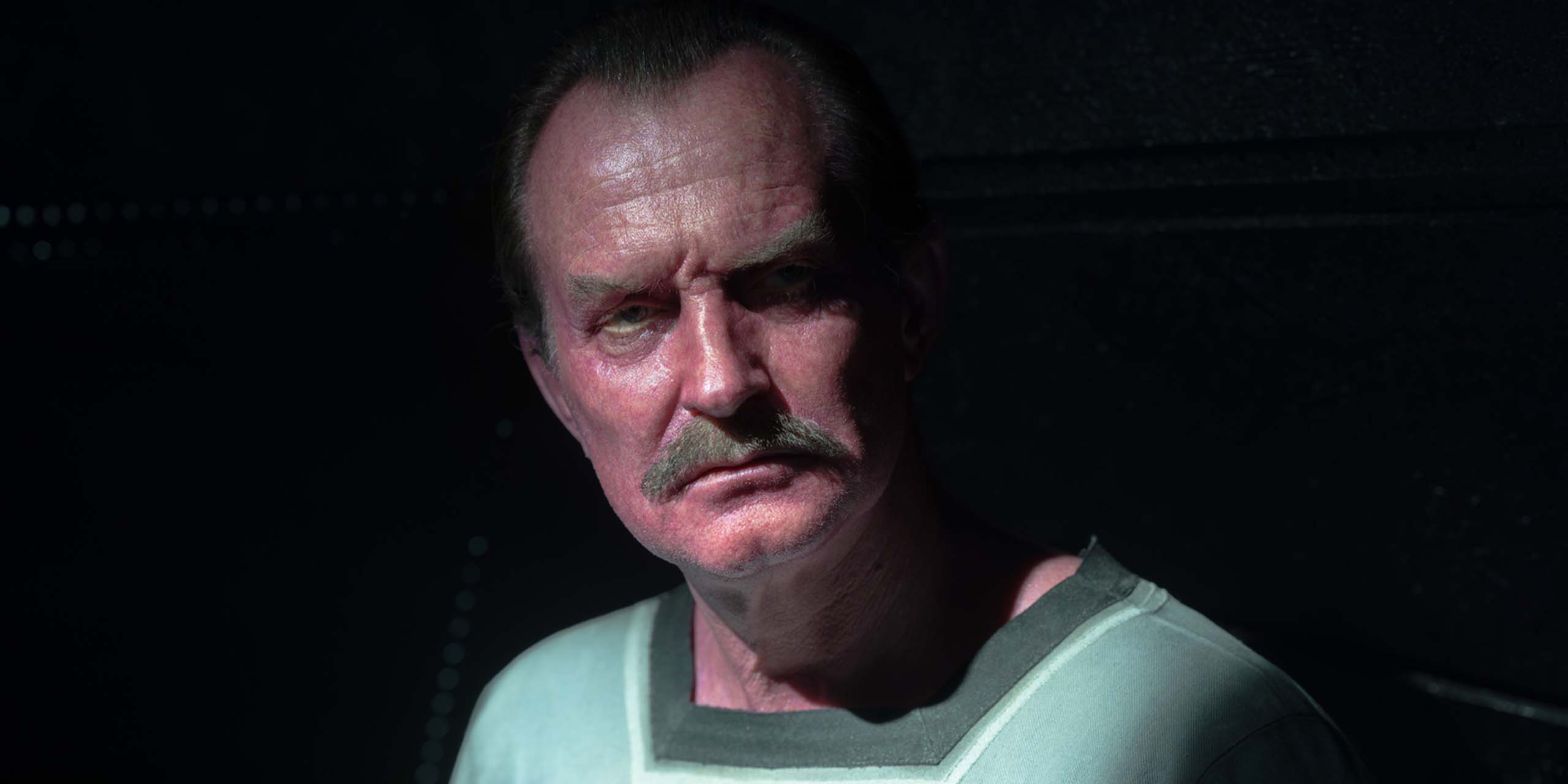 Sinestro (Ulrich Thomsen) dans la série Lanterns.