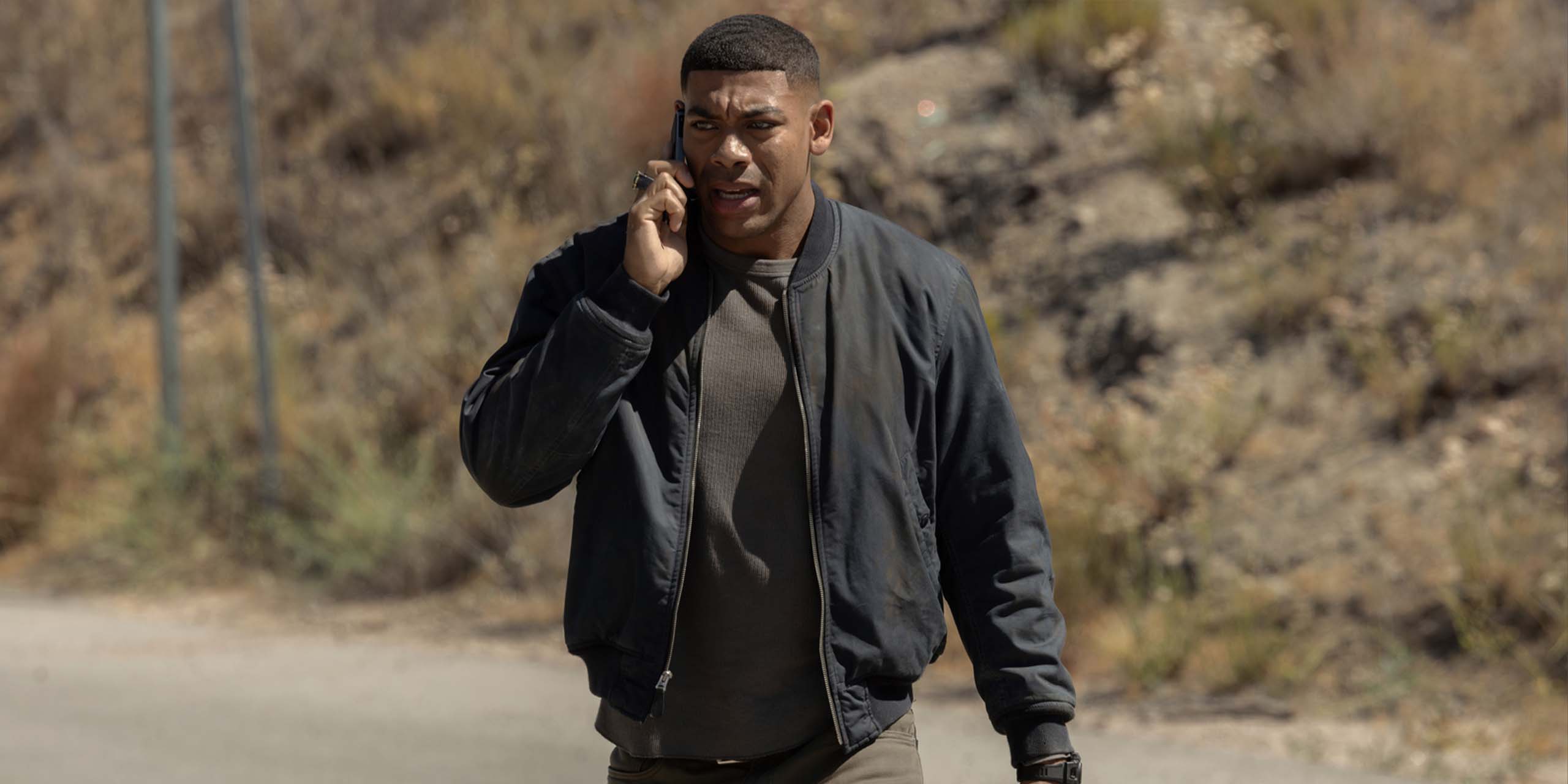 John Stewart (Aaron Pierre) au téléphone dans Lanterns.