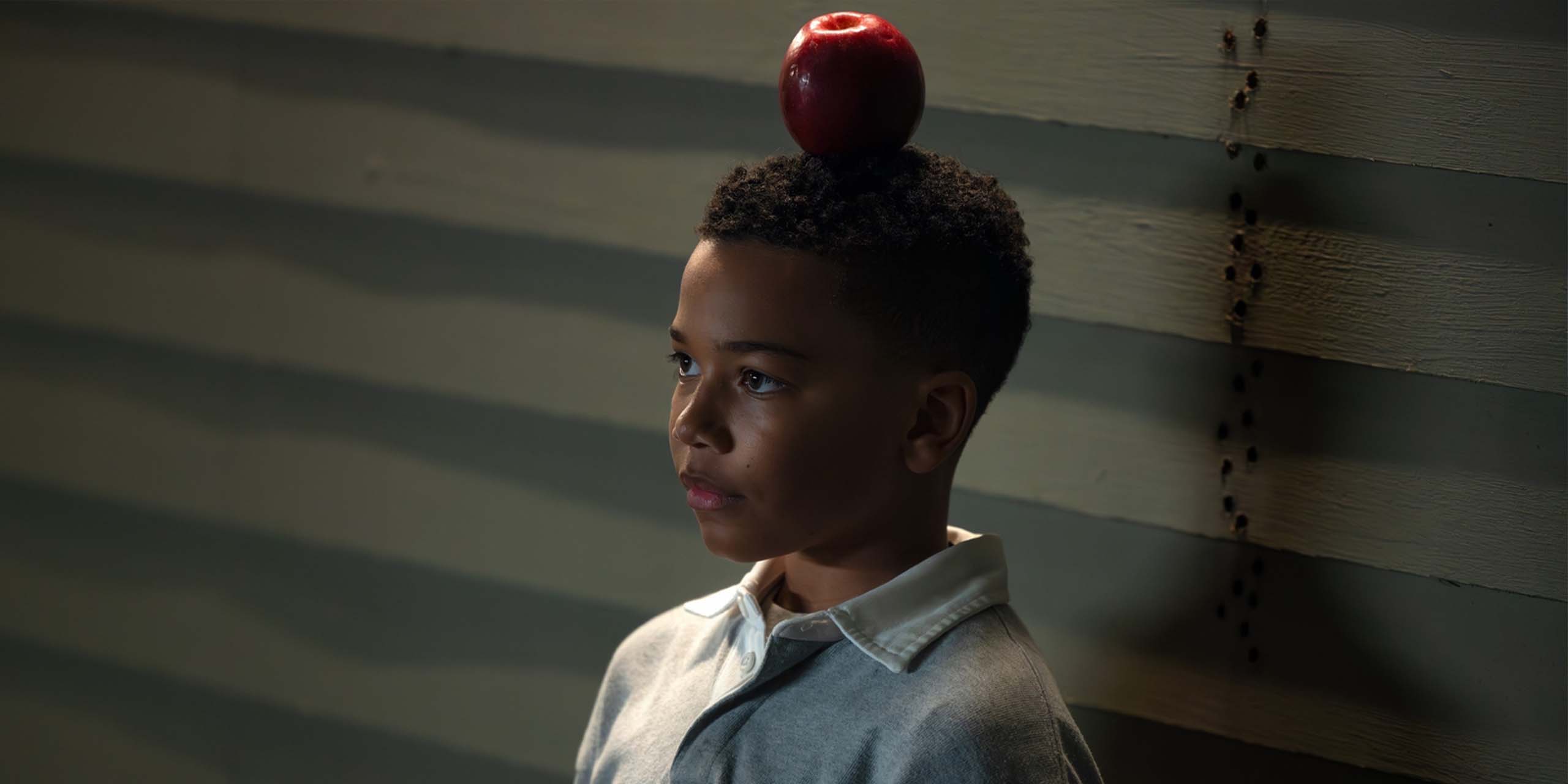 Le jeune John Stewart avec une pomme sur la tête tandis que son père s'apprête à tirer dans le premier épisode de Lanterns.