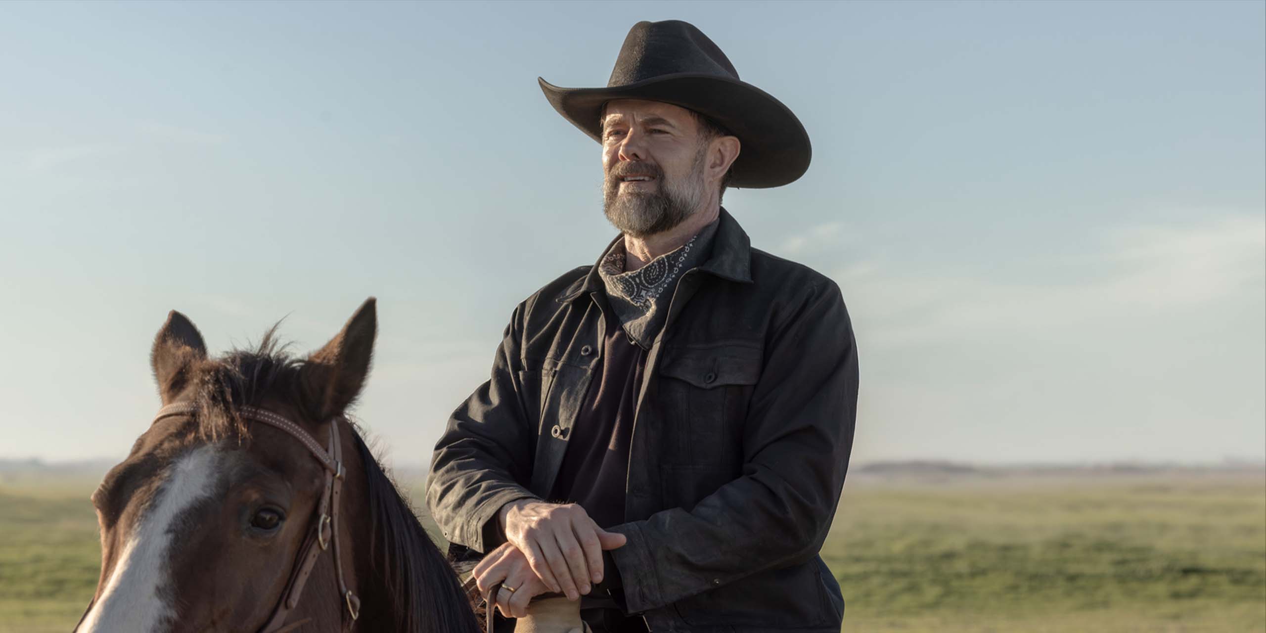 William Macon (Garret Dillahunt) sur un cheval dans Lanterns.