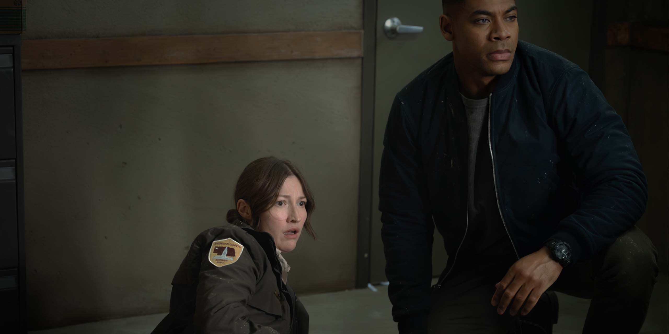 Kerry (Kelly MacDonald) à terre et John Stewart (Aaron Pierre) dans la série Lanterns.