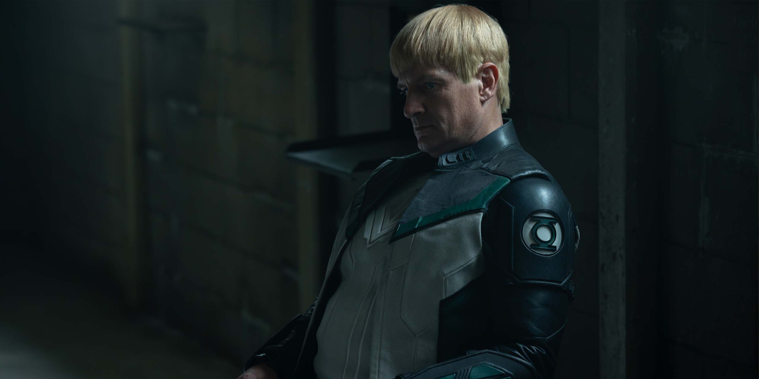 Guy Gardner (Nathan Fillion) en tenue de Green Lantern dans la série Lanterns.