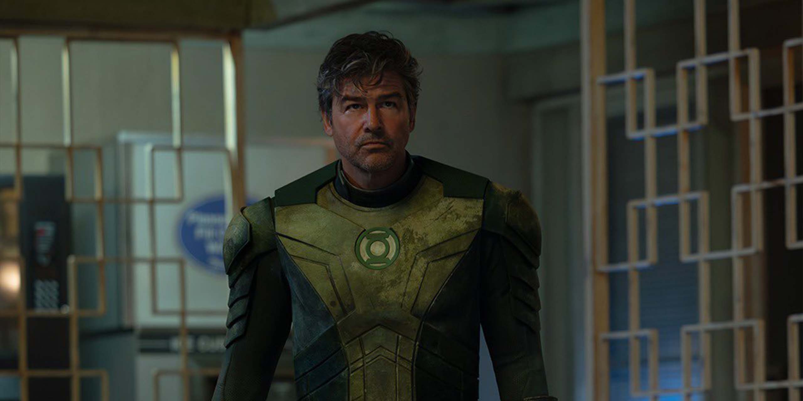 Hal Jordan (Kyle Chandler) en tenue de Green Lantern dans Lanterns.