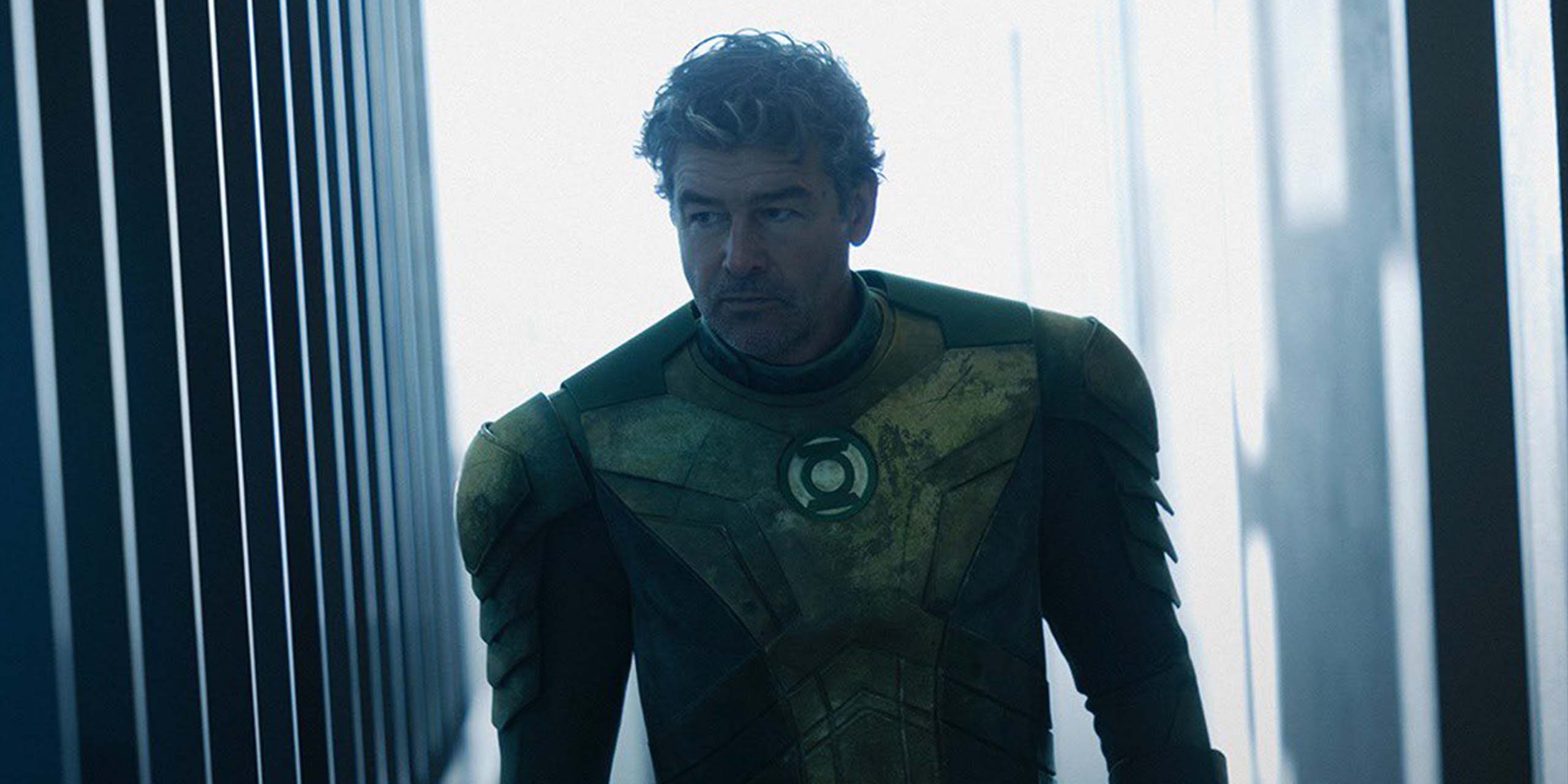 Hal Jordan (Kyle Chandler) en tenue de Green Lantern dans la prison spatiale Lanterns.