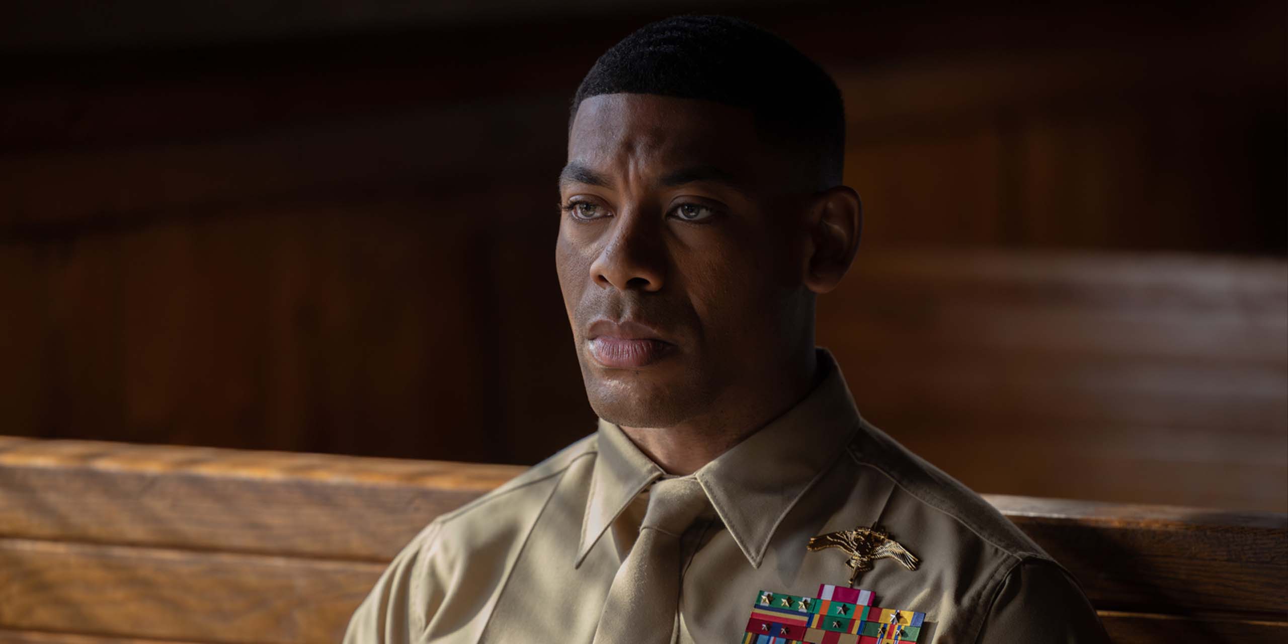 John Stewart (Aaron Pierre) dans en tenue militaire dans Lanterns.